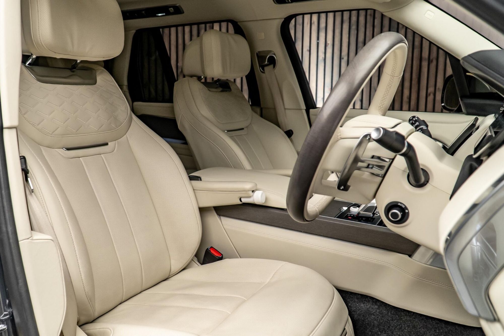 LAND ROVER RANGE ROVER ESTATE 4.4 P530 V8 SV 4dr Auto for sale UK - Slide 2