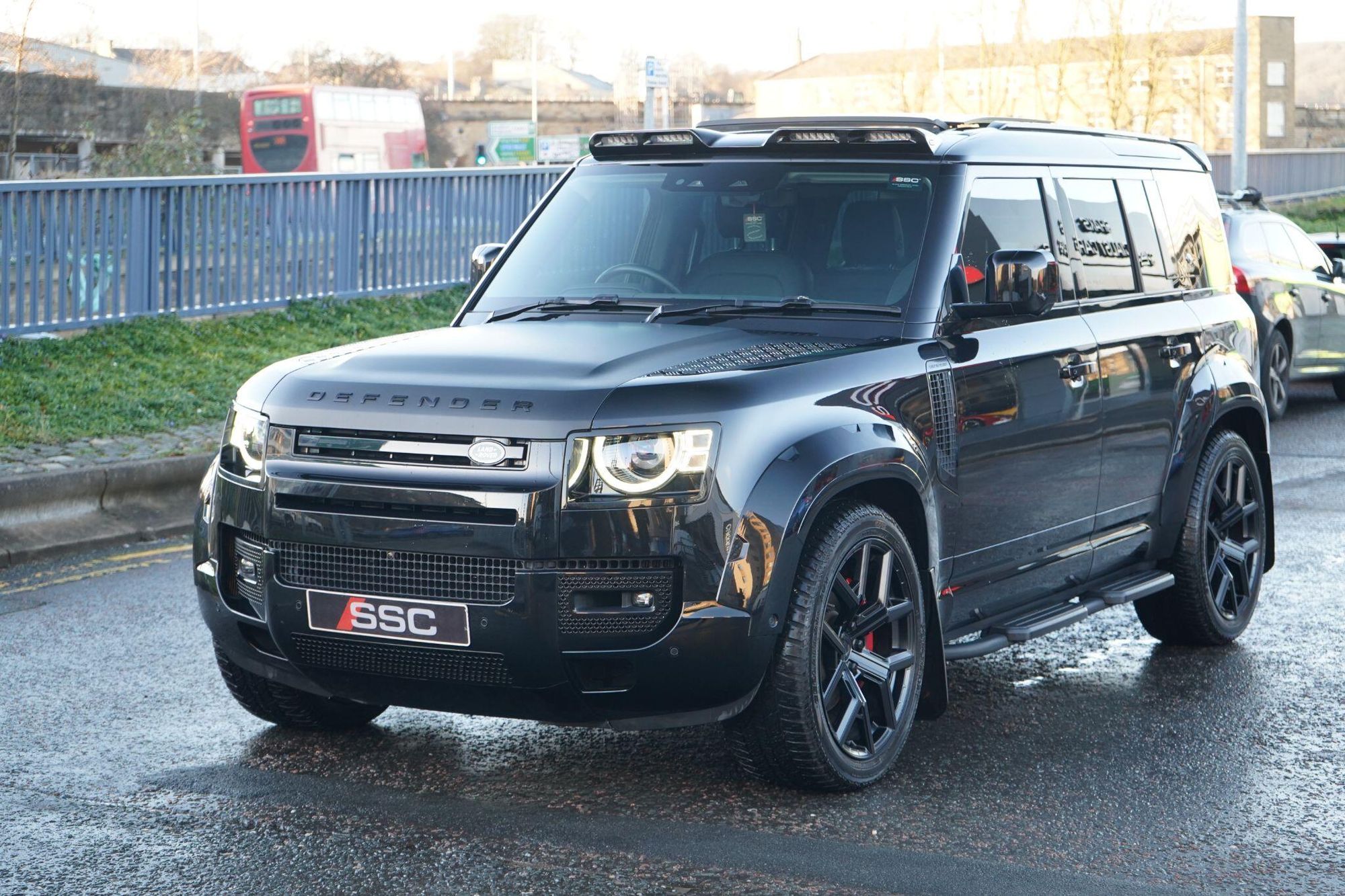 LAND ROVER DEFENDER ESTATE SPECIAL EDITIONS 3.0 P400 XS Edition 110 5dr Auto for sale UK - Slide 8