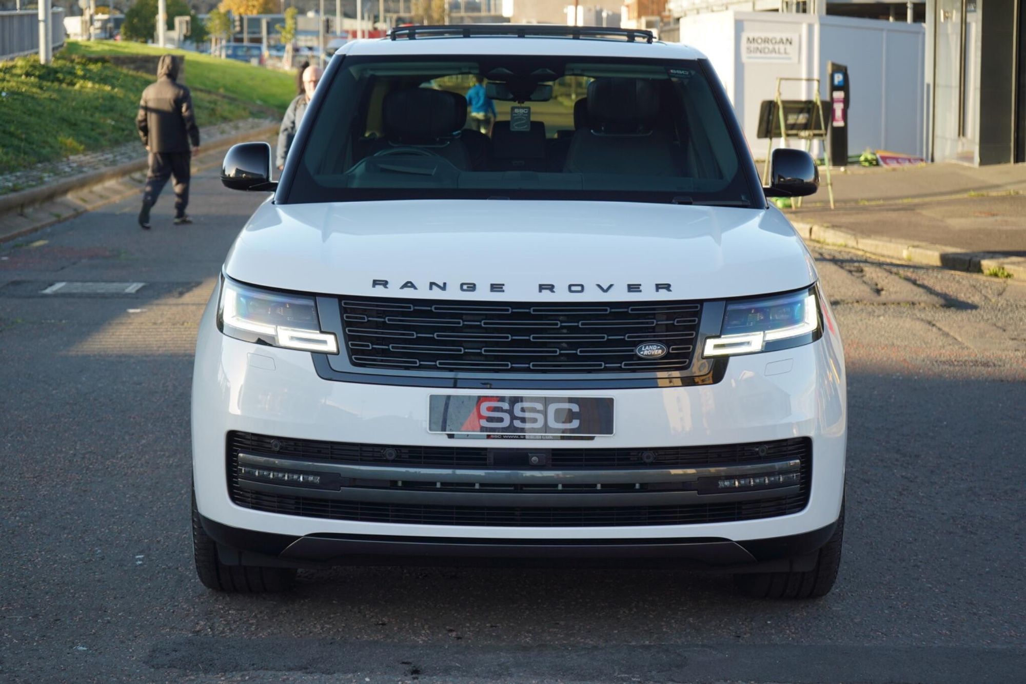 LAND ROVER RANGE ROVER ESTATE 3.0 P400 Autobiography 4dr Auto for sale UK - Slide 6