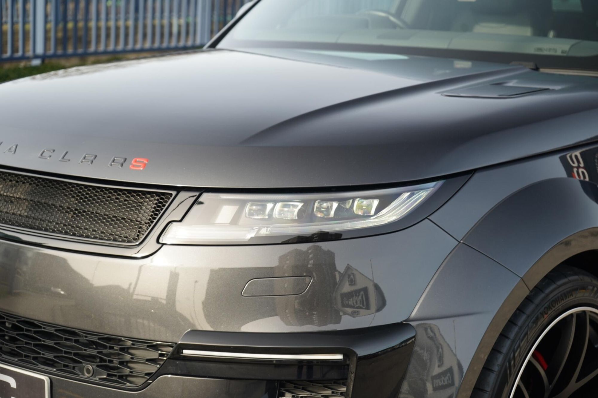 LAND ROVER RANGE ROVER SPORT DIESEL ESTATE 3.0 D300 Dynamic SE 5dr Auto for sale UK - Slide 9