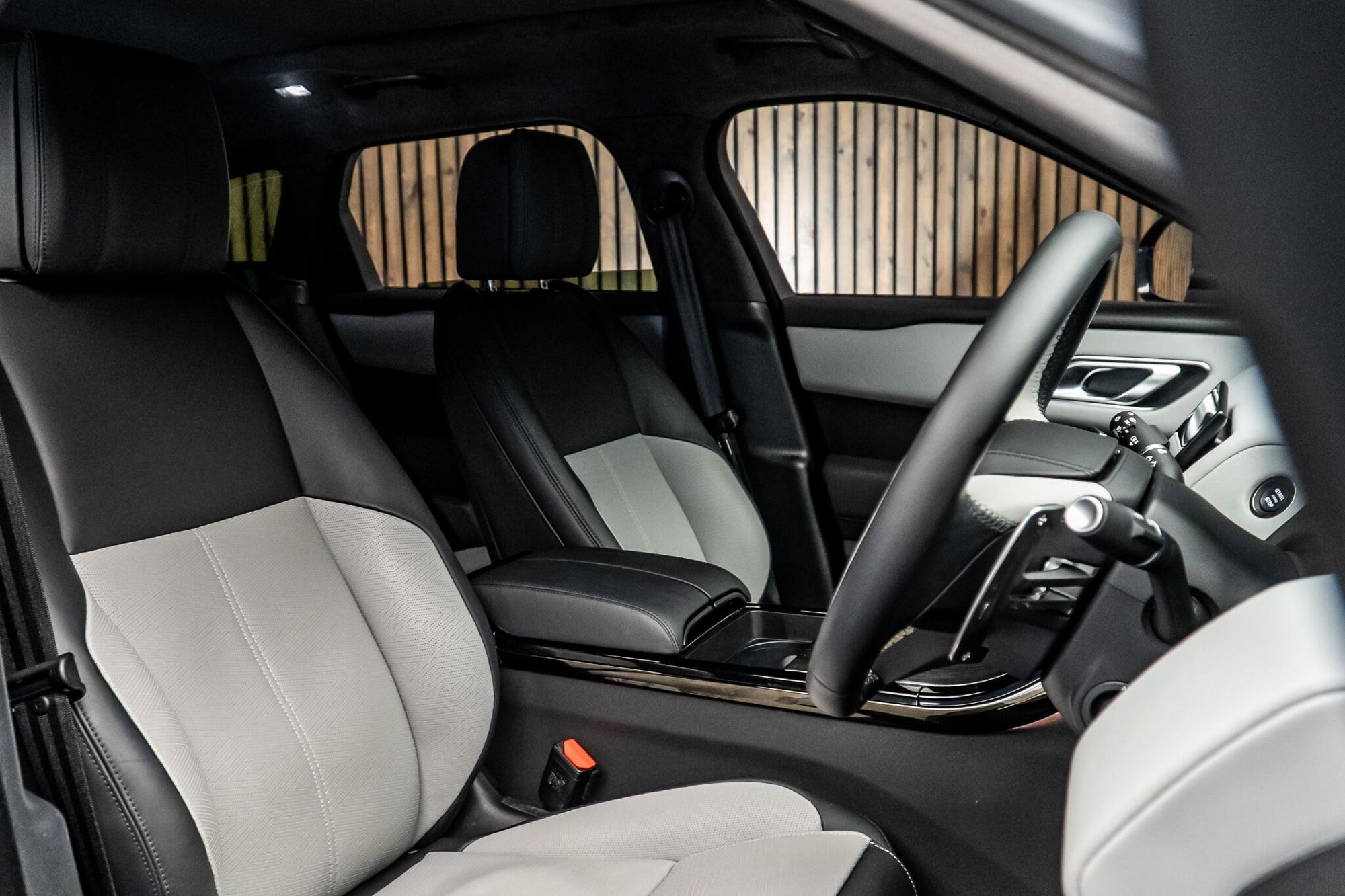 LAND ROVER RANGE ROVER VELAR DIESEL ESTATE 2.0 D200 MHEV Autobiography 5dr Auto [Revised] for sale UK - Slide 2