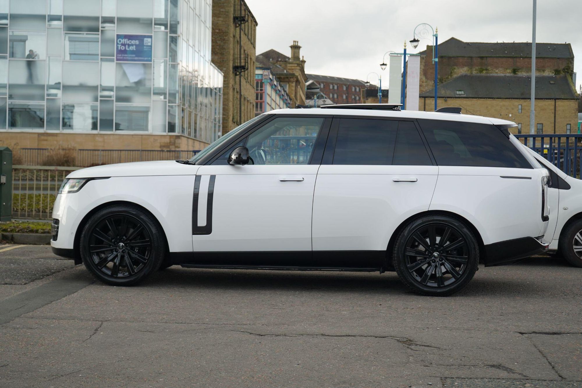 LAND ROVER RANGE ROVER ESTATE 3.0 P400 Autobiography 4dr Auto for sale UK - Slide 8