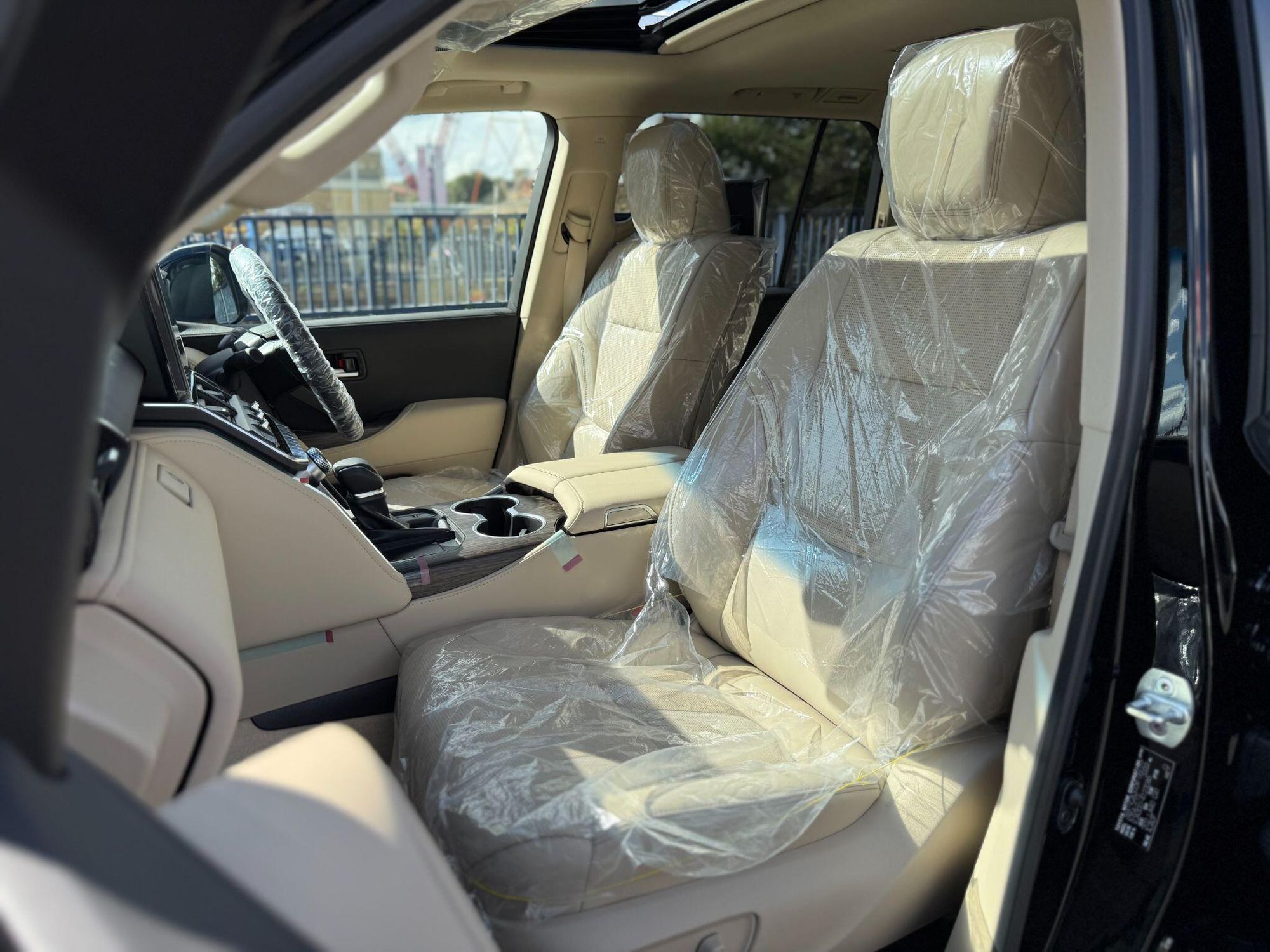 TOYOTA LAND CRUISER SW 4.0 V6 VVTi Invincible 5dr Auto for sale UK - Slide 3