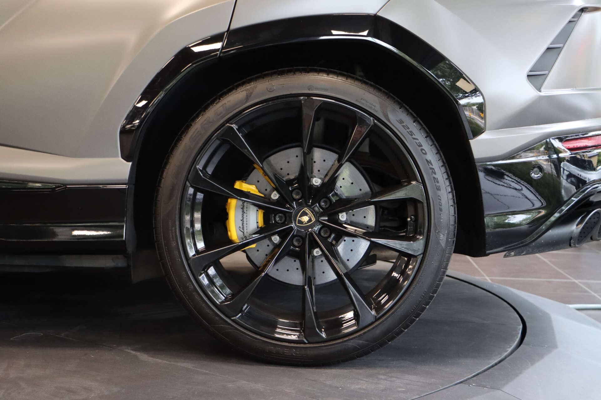 LAMBORGHINI URUS ESTATE 4.0T FSI V8 5dr Auto for sale UK - Slide 9