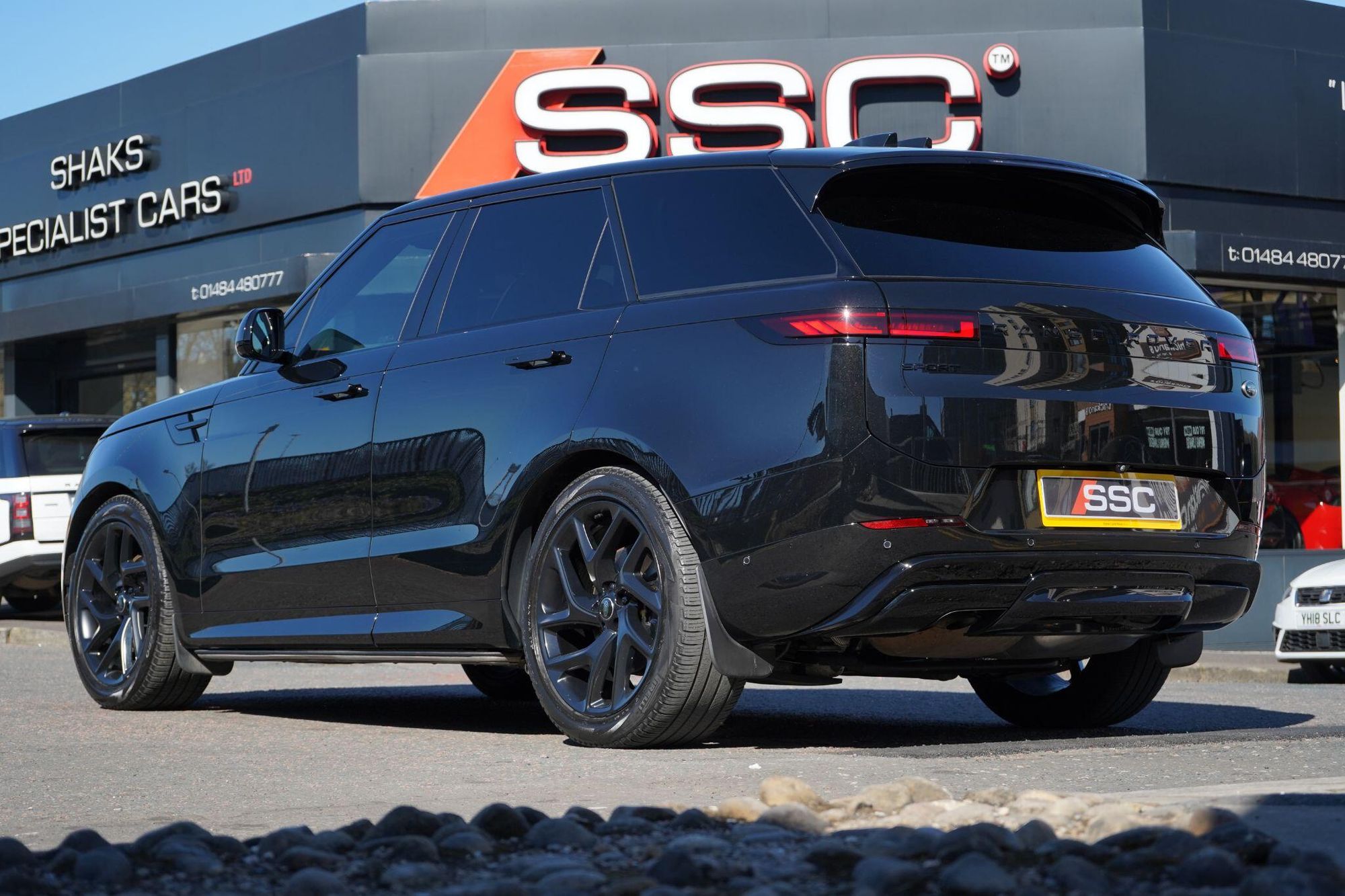 LAND ROVER RANGE ROVER SPORT DIESEL ESTATE 3.0 D300 Dynamic SE 5dr Auto for sale UK - Slide 2