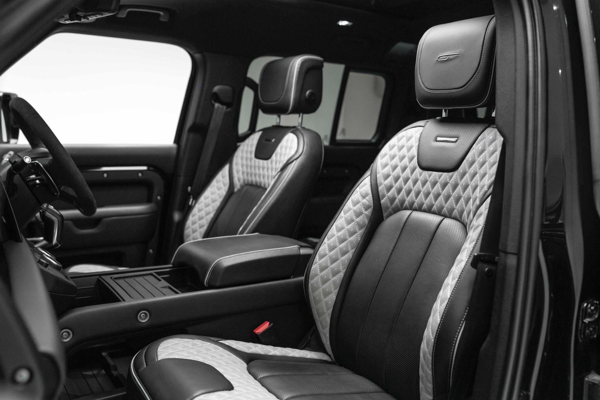 LAND ROVER DEFENDER ESTATE 5.0 P525 V8 110 5dr Auto for sale UK - Slide 3