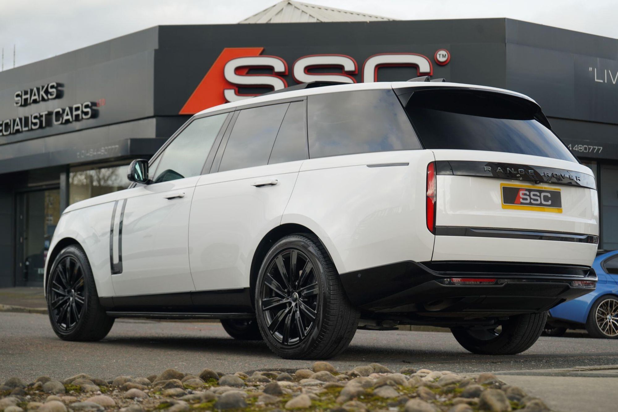 LAND ROVER RANGE ROVER ESTATE 3.0 P400 Autobiography 4dr Auto for sale UK - Slide 2