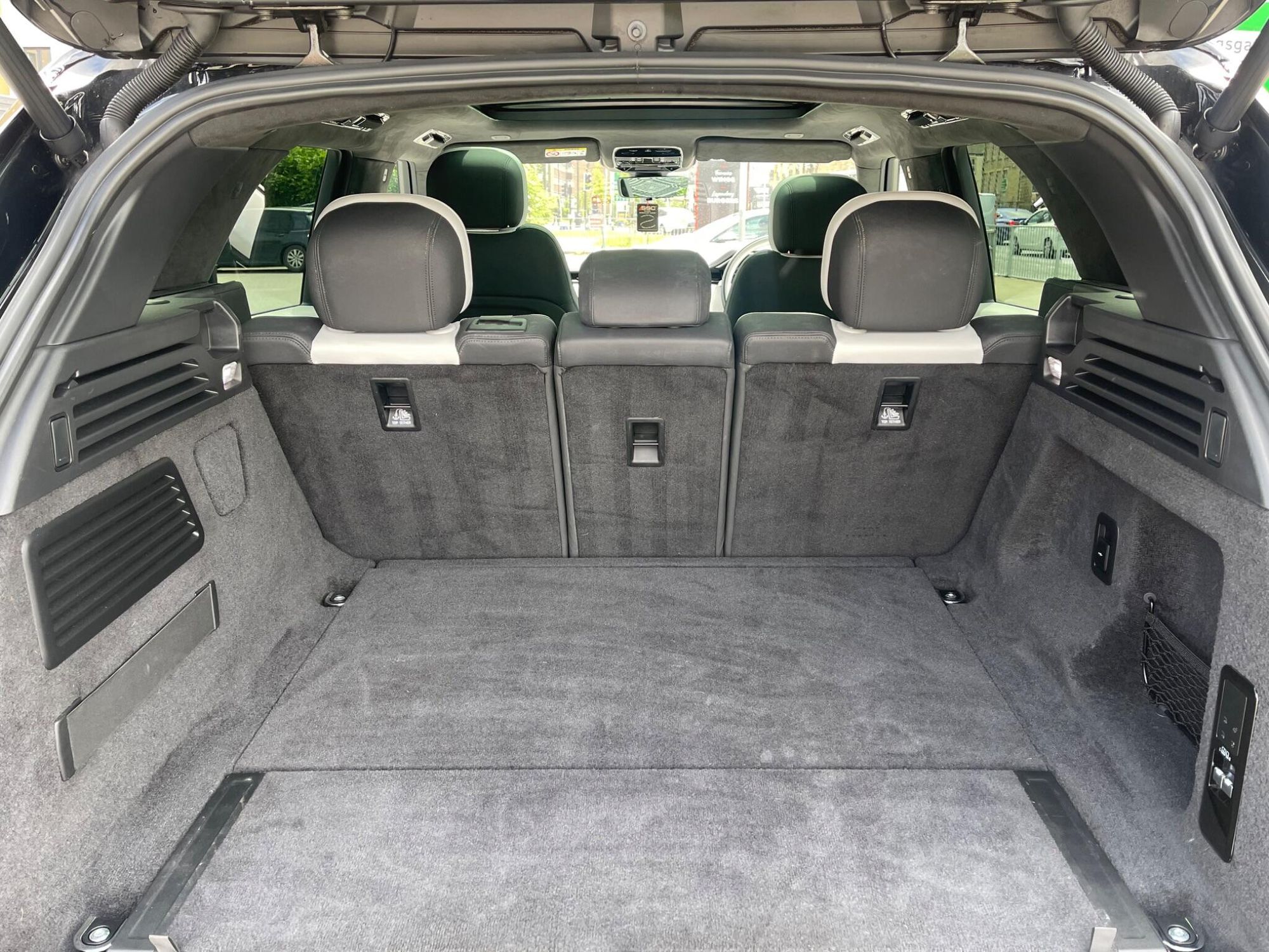 LAND ROVER RANGE ROVER SPORT ESTATE 4.4 P530 V8 First Edition 5dr Auto for sale UK - Slide 8