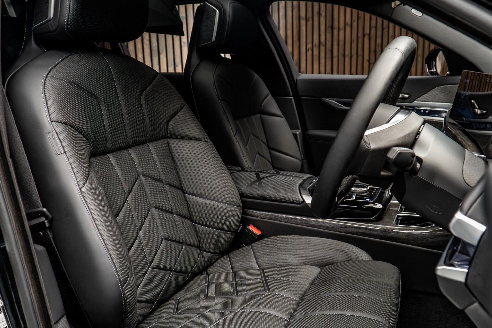 BMW I7 SALOON 400kW xDrive60 Excellence 105.7kWh 4dr Auto for sale UK - Slide 2