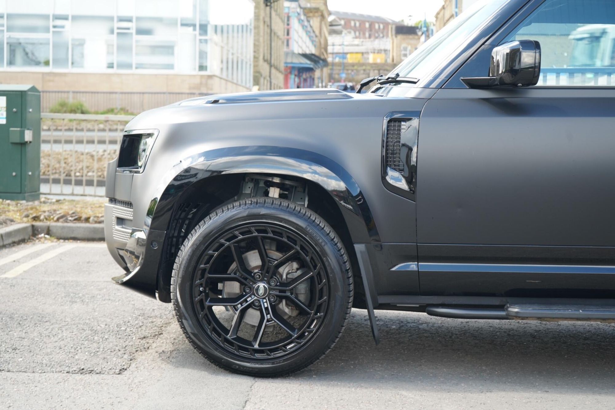 LAND ROVER DEFENDER DIESEL ESTATE 3.0 D250 X-Dynamic HSE 90 3dr Auto for sale UK - Slide 9