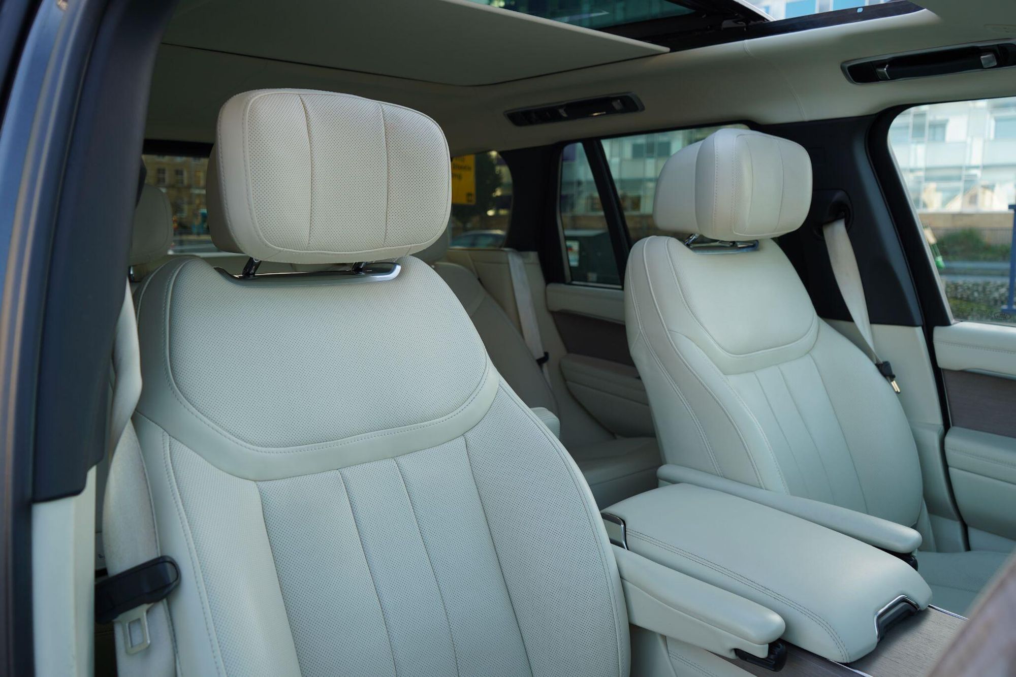 LAND ROVER RANGE ROVER DIESEL ESTATE 3.0 D350 Autobiography 4dr Auto for sale UK - Slide 3