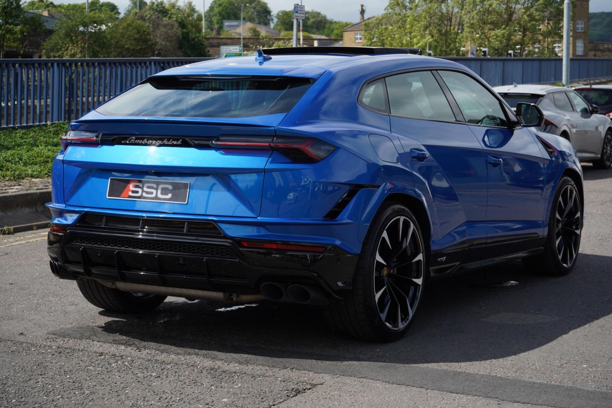 LAMBORGHINI URUS ESTATE 4.0T FSI V8 S 5dr Auto for sale UK - Slide 9
