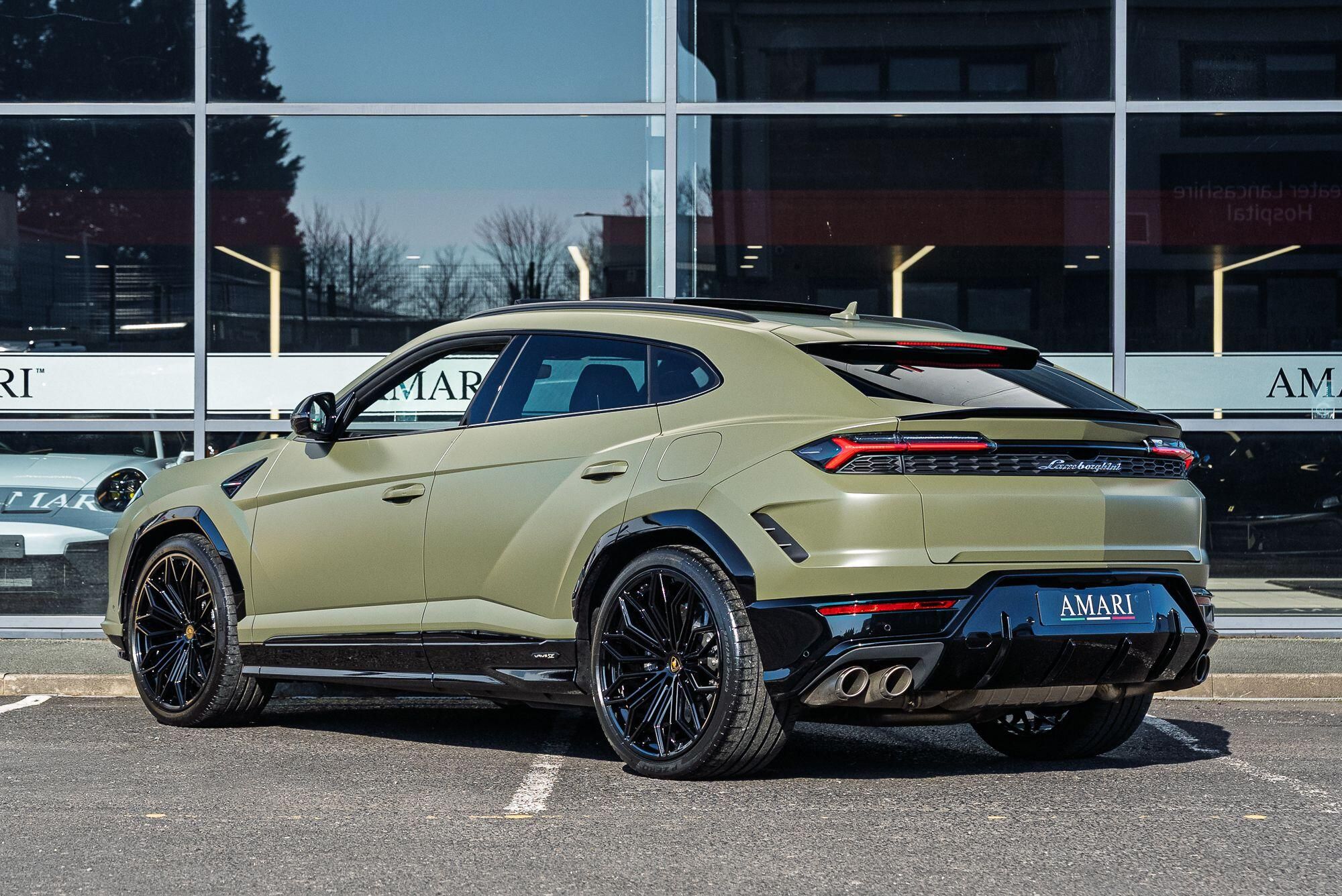 LAMBORGHINI URUS ESTATE 4.0T 25.9kWh Plug-in Hybrid FSI V8 5dr Auto for sale UK - Slide 4