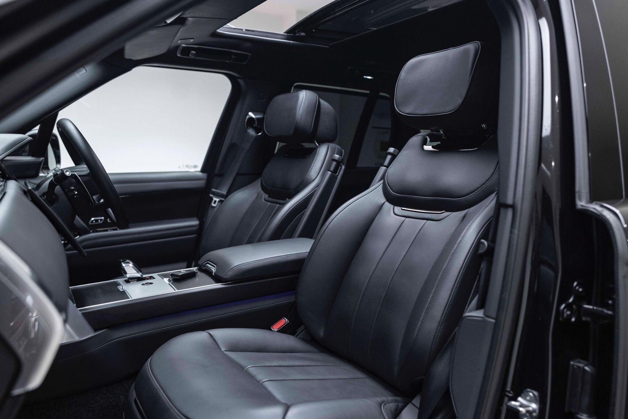 LAND ROVER RANGE ROVER ESTATE 4.4 P615 V8 SV 4dr Auto for sale UK - Slide 3