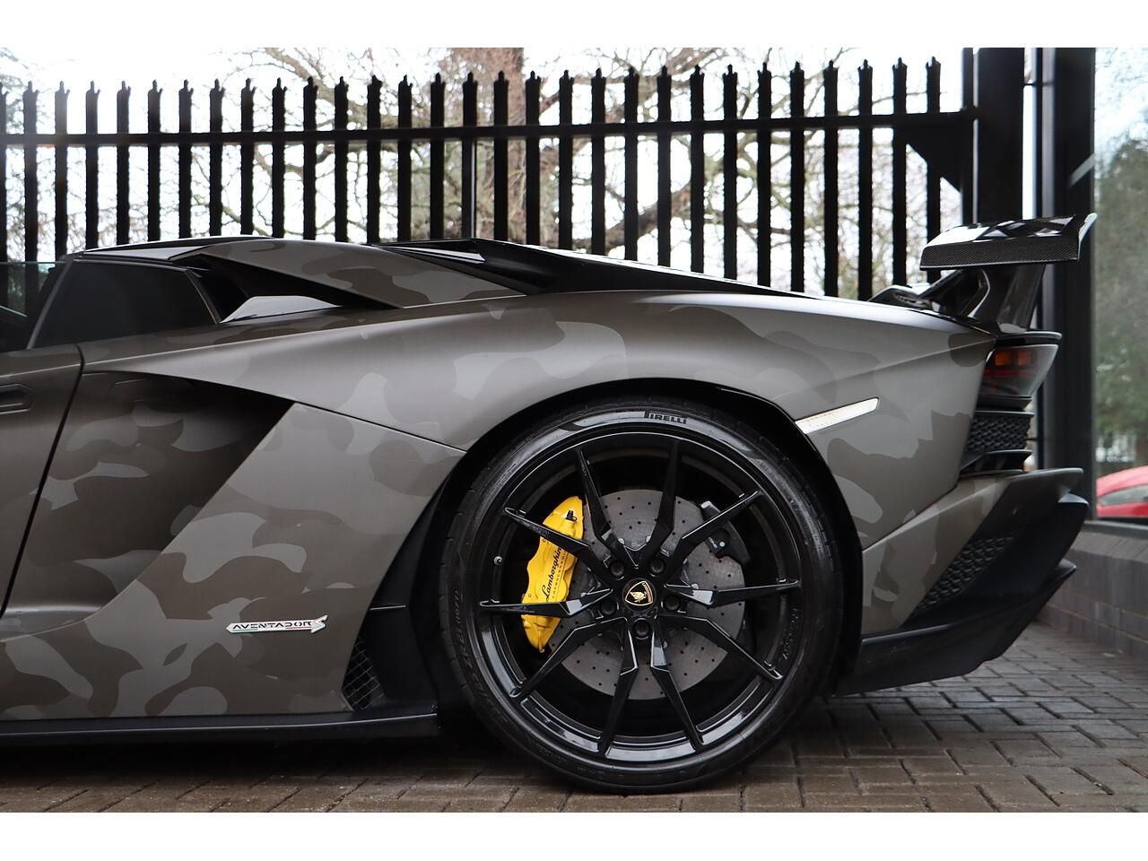 LAMBORGHINI AVENTADOR ROADSTER LP 740-4 S 2dr ISR for sale UK - Slide 6