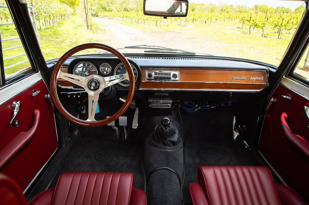 ALFA ROMEO GIULIA SALOON 2.0 TB Super 4dr Auto for sale UK - Slide 8