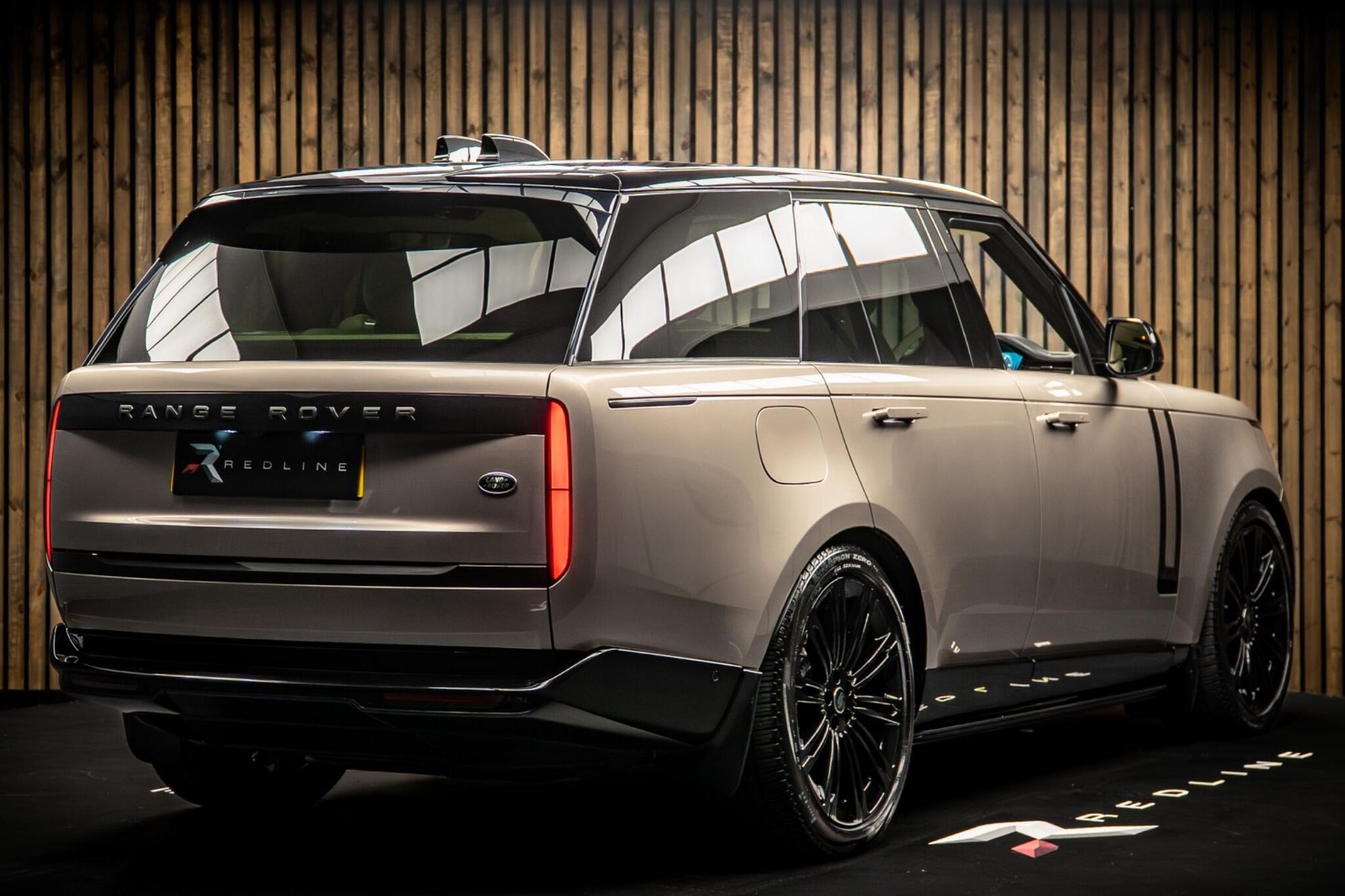 LAND ROVER RANGE ROVER DIESEL ESTATE 3.0 D350 First Edition 4dr Auto for sale UK - Slide 4