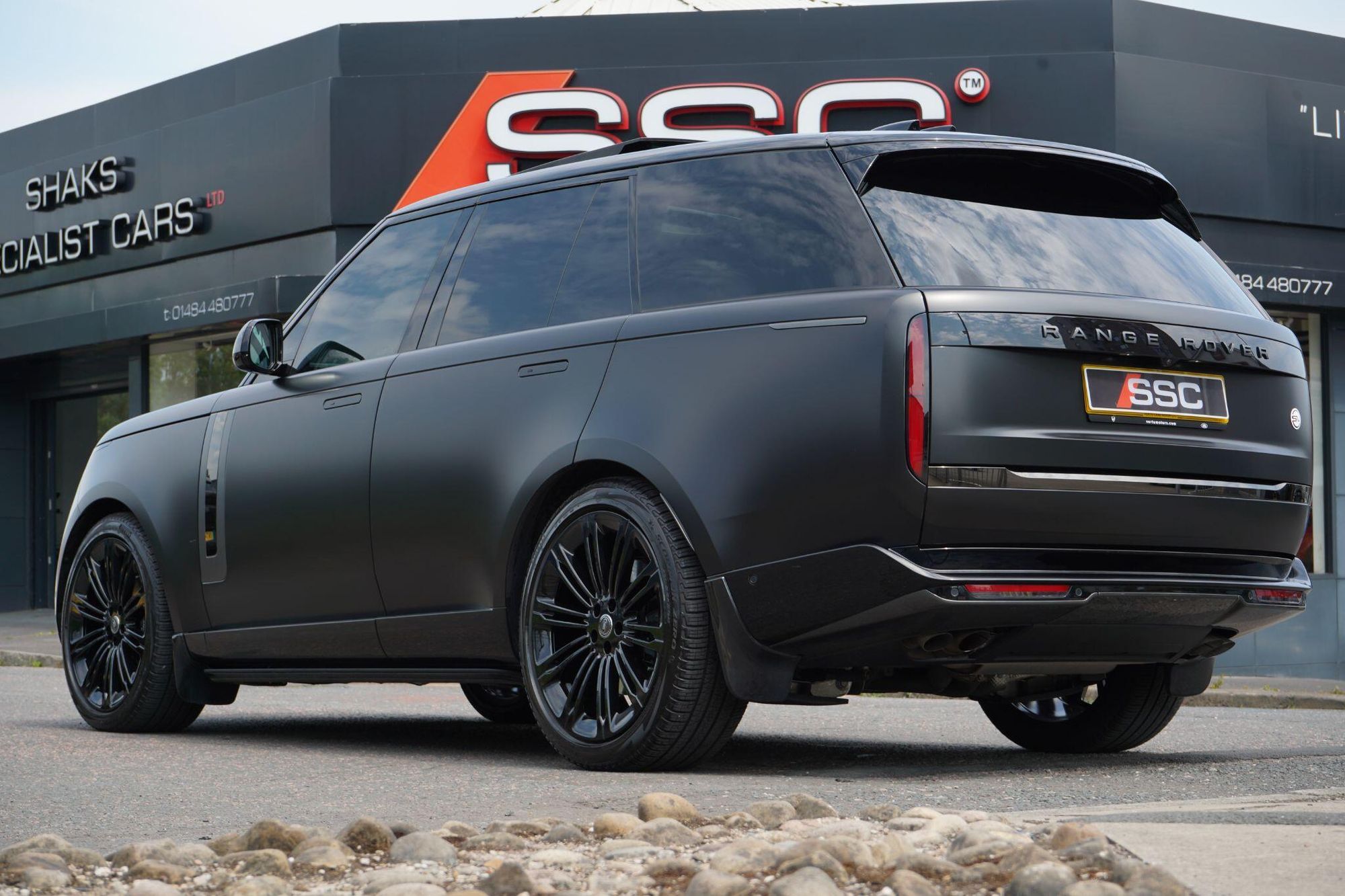 LAND ROVER RANGE ROVER ESTATE 4.4 P615 V8 SV 4dr Auto for sale UK - Slide 10