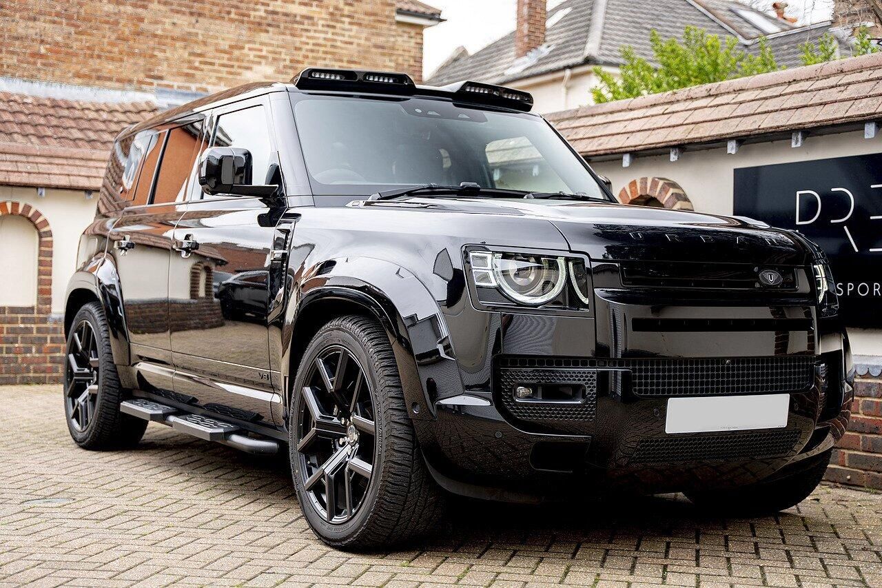 LAND ROVER DEFENDER ESTATE 5.0 P525 V8 110 5dr Auto for sale UK - Slide 6