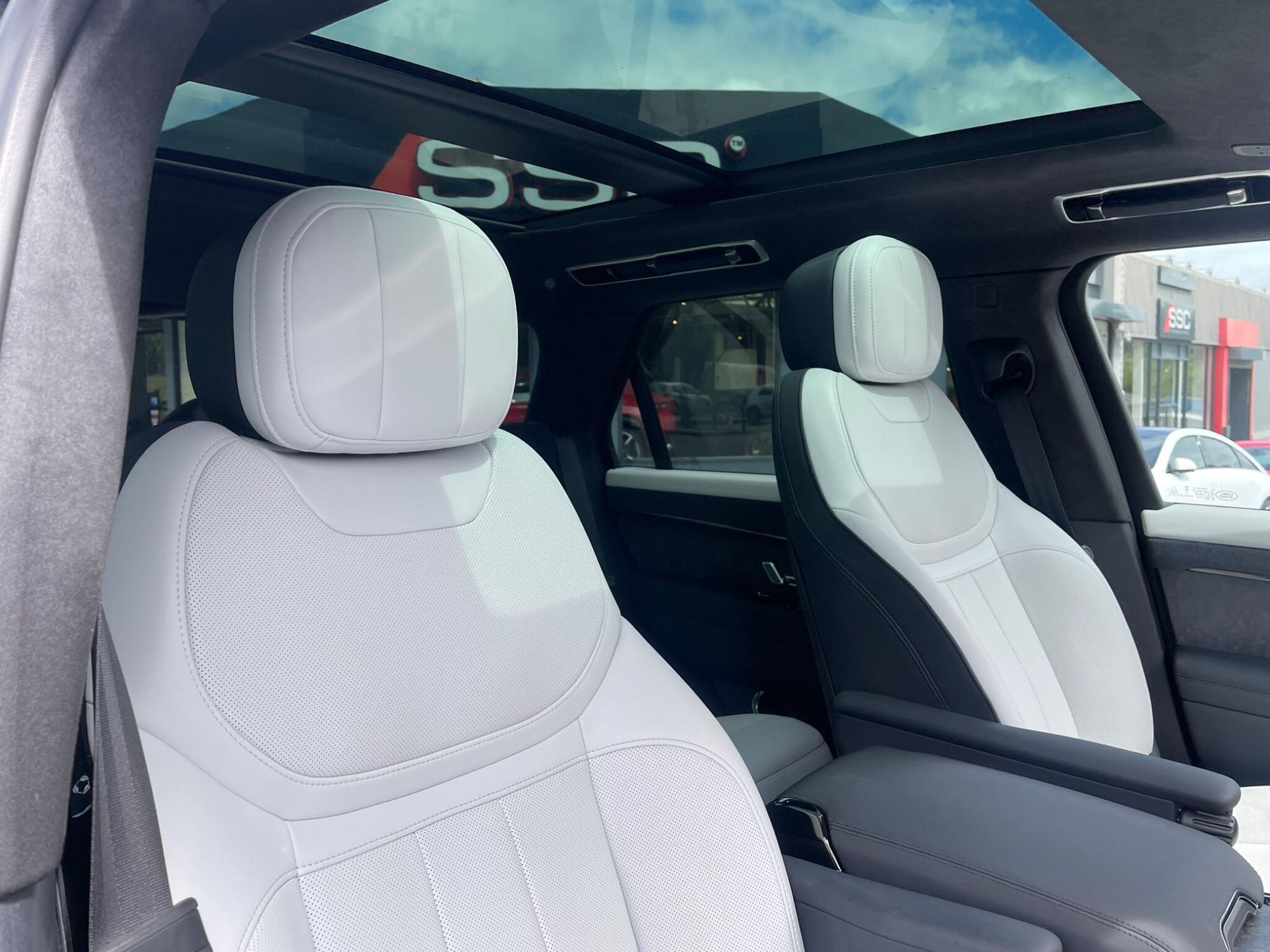LAND ROVER RANGE ROVER SPORT ESTATE 4.4 P530 V8 First Edition 5dr Auto for sale UK - Slide 5
