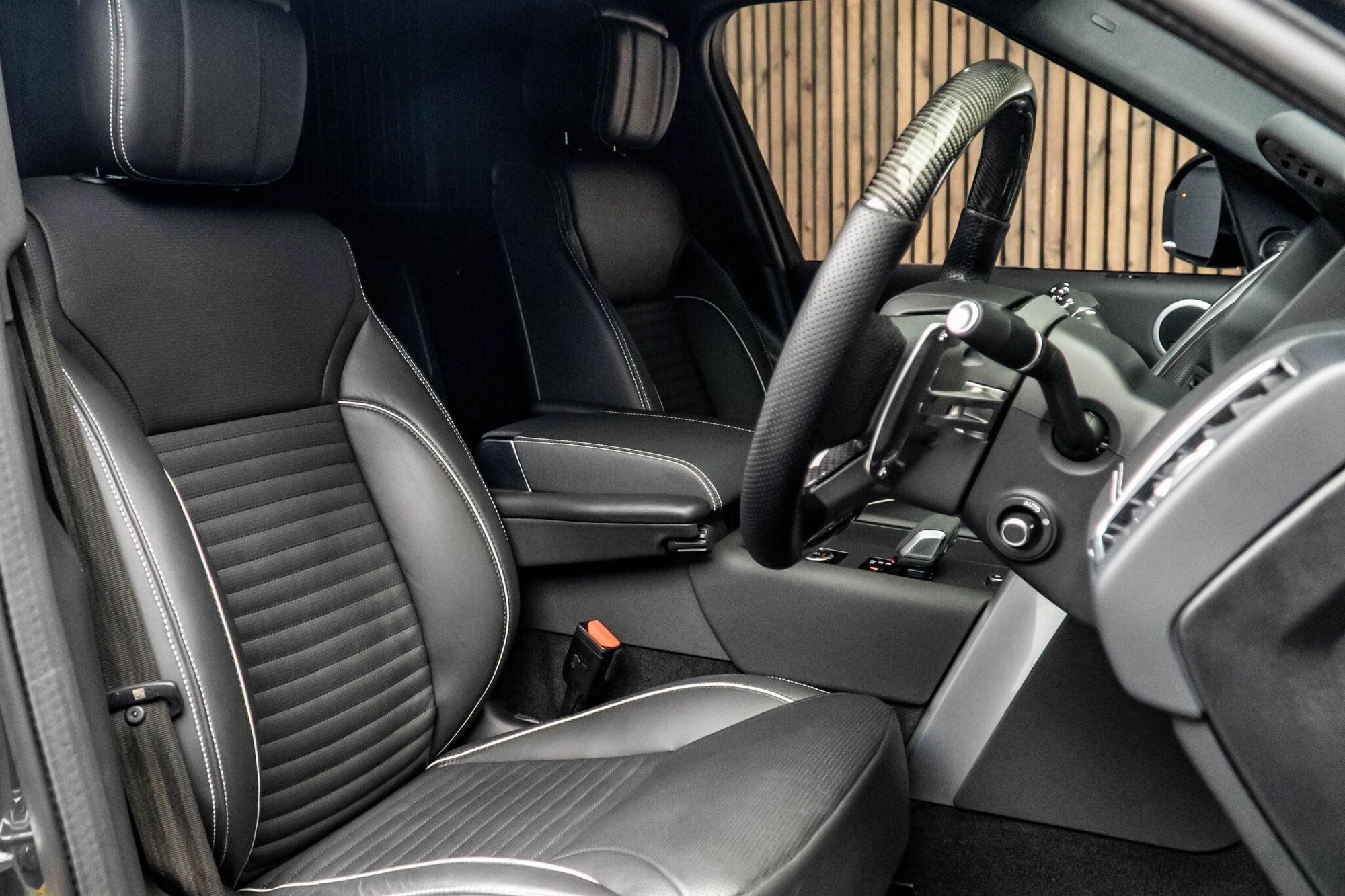 LAND ROVER DISCOVERY DIESEL SW 3.0 D300 Dynamic HSE 5dr Auto for sale UK - Slide 2