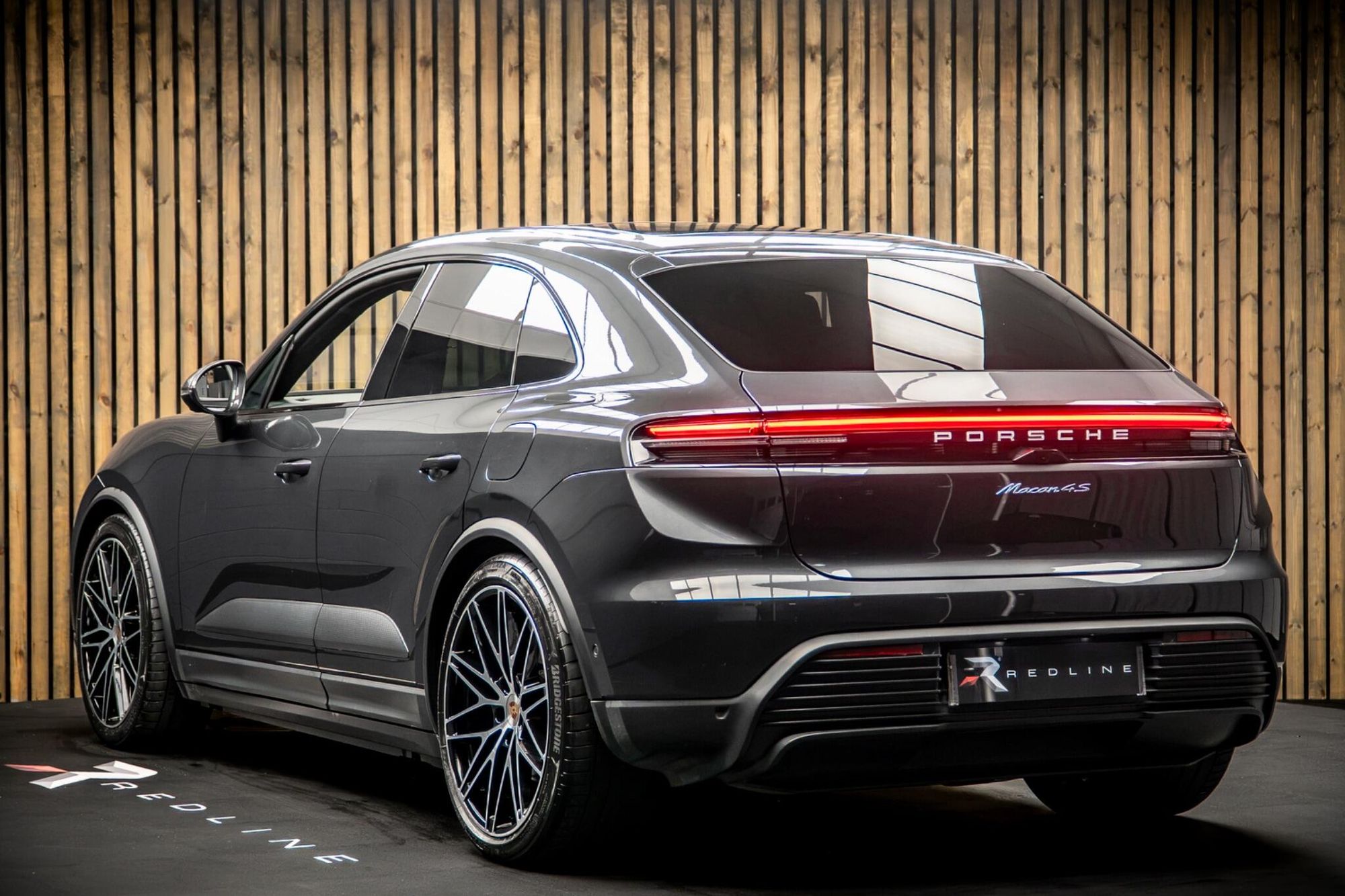 PORSCHE MACAN ELECTRIC ESTATE 380kW 4S 100kWh 5dr Auto for sale UK - Slide 3