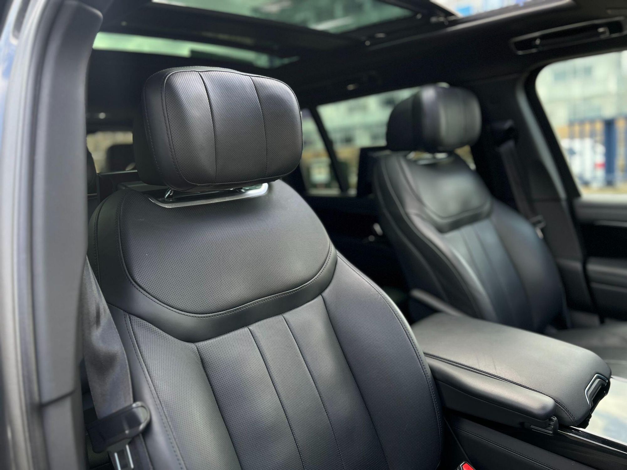 LAND ROVER RANGE ROVER DIESEL ESTATE 3.0 D350 Autobiography LWB 4dr Auto [7 Seat] for sale UK - Slide 3