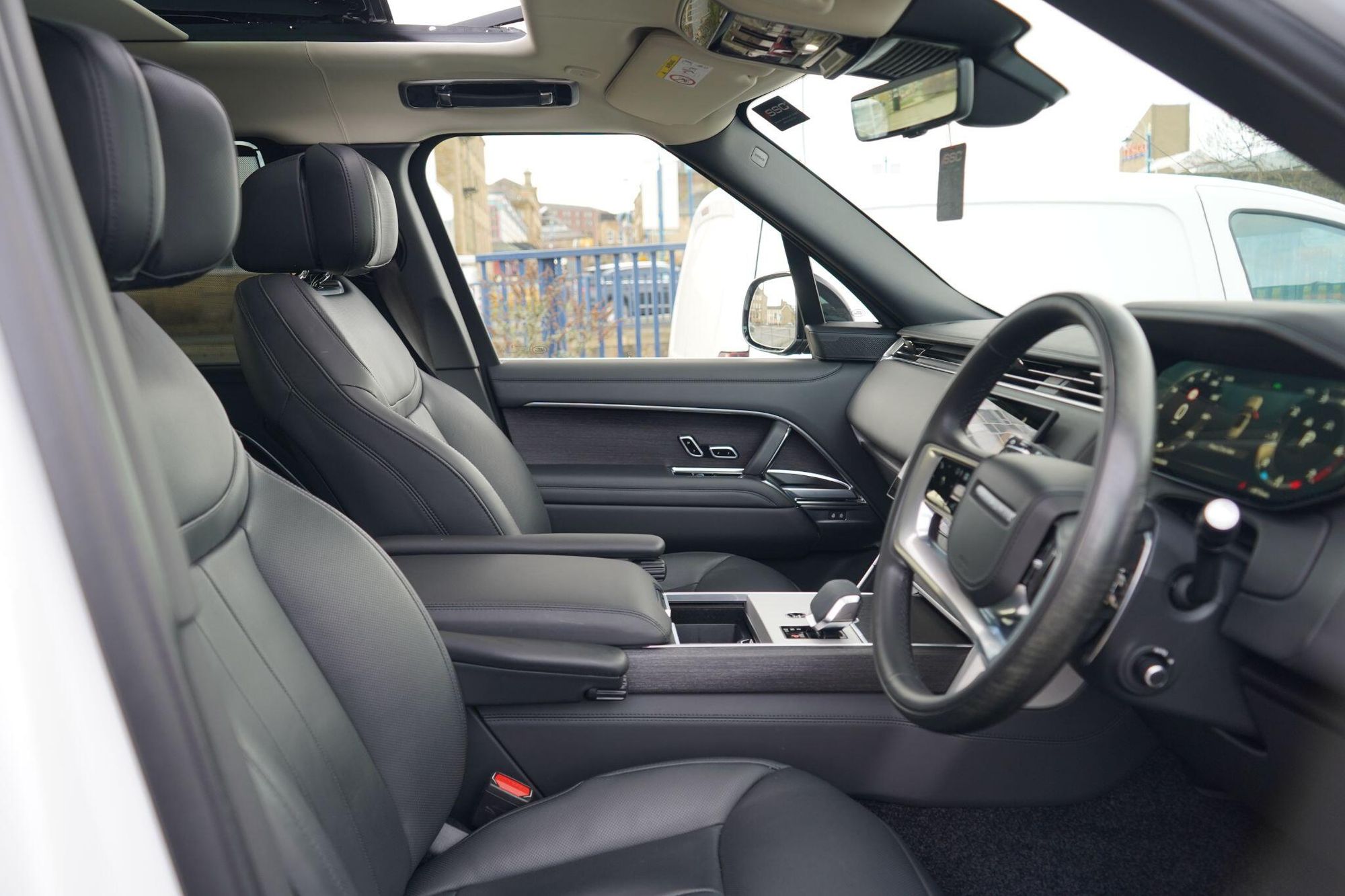 LAND ROVER RANGE ROVER ESTATE 3.0 P400 Autobiography 4dr Auto for sale UK - Slide 10