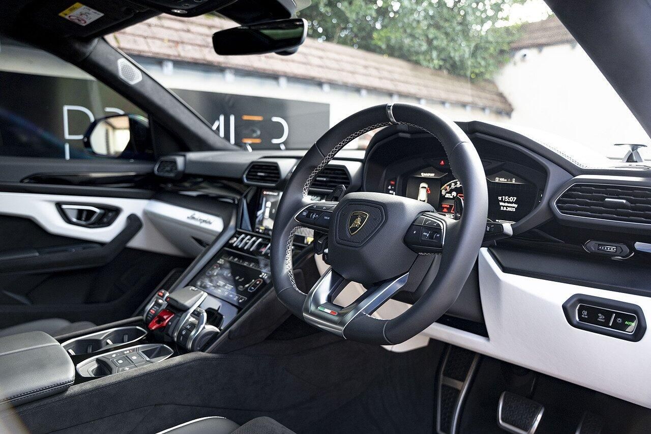 LAMBORGHINI URUS ESTATE 4.0T FSI V8 S 5dr Auto for sale UK - Slide 10