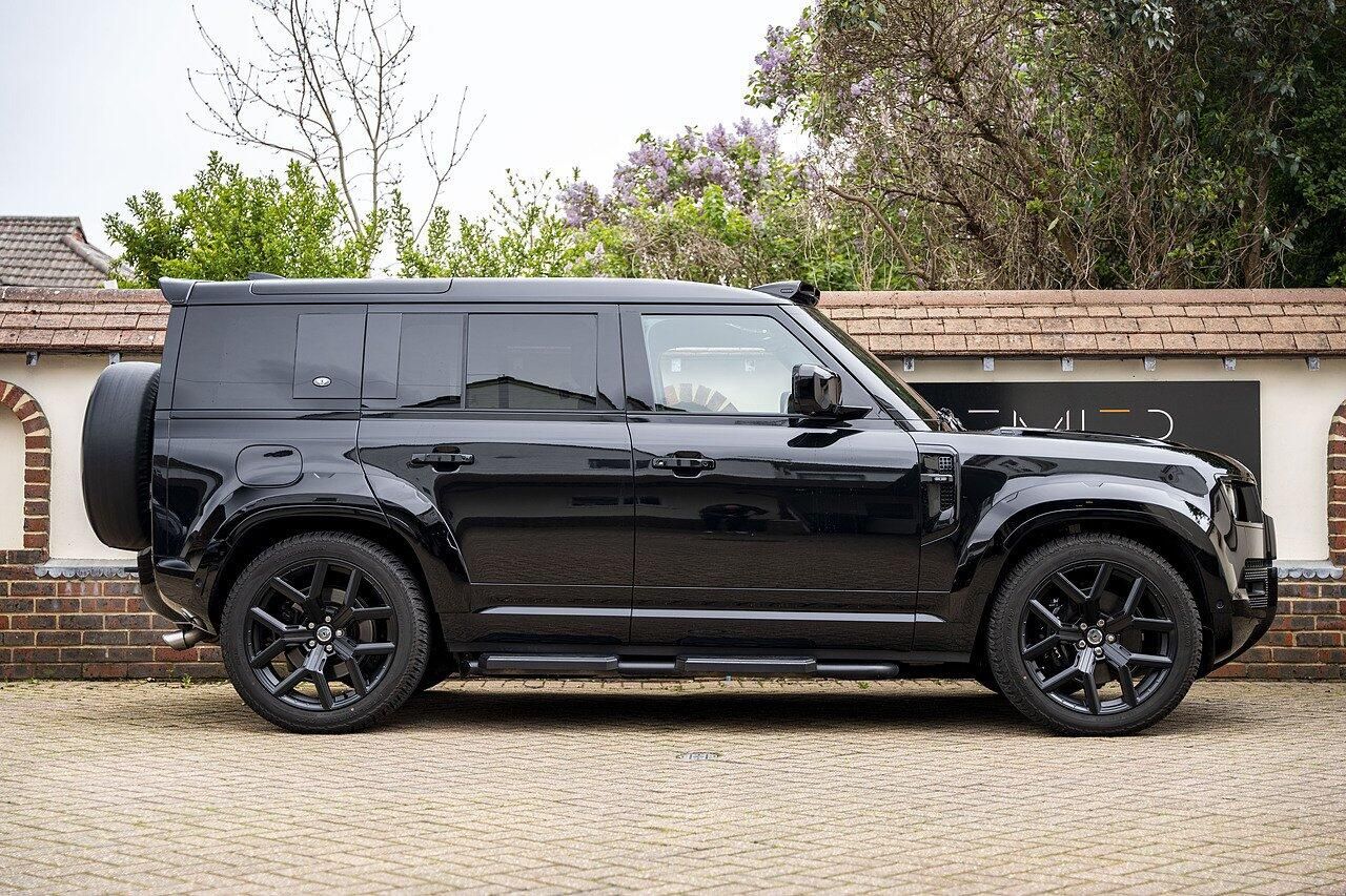 LAND ROVER DEFENDER ESTATE 5.0 P525 V8 110 5dr Auto for sale UK - Slide 3