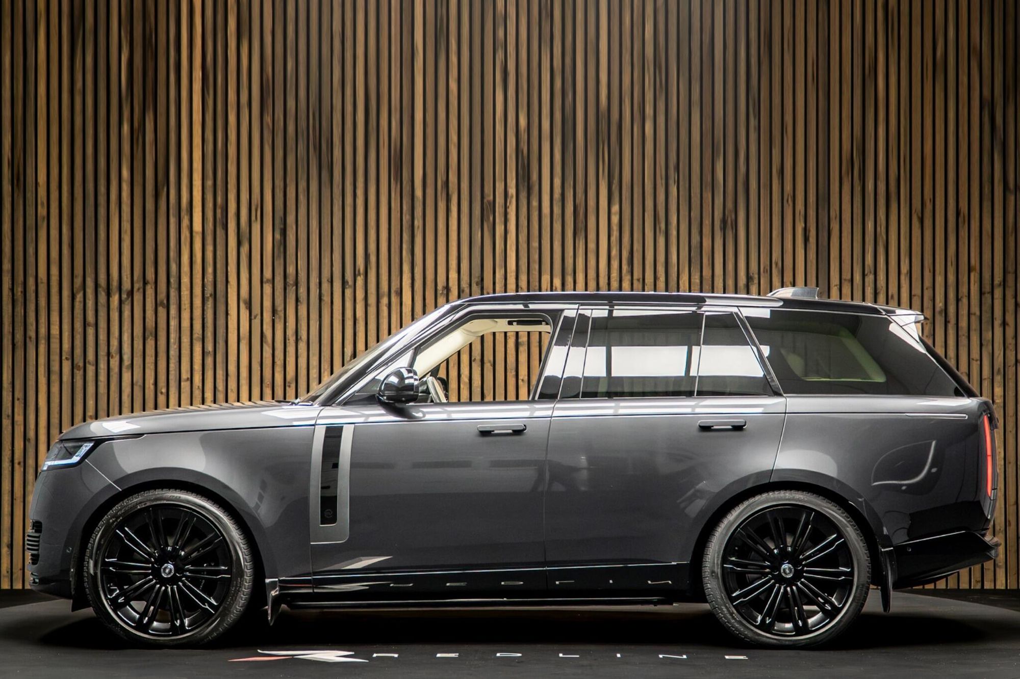 LAND ROVER RANGE ROVER ESTATE 4.4 P530 V8 SV 4dr Auto for sale UK - Slide 7