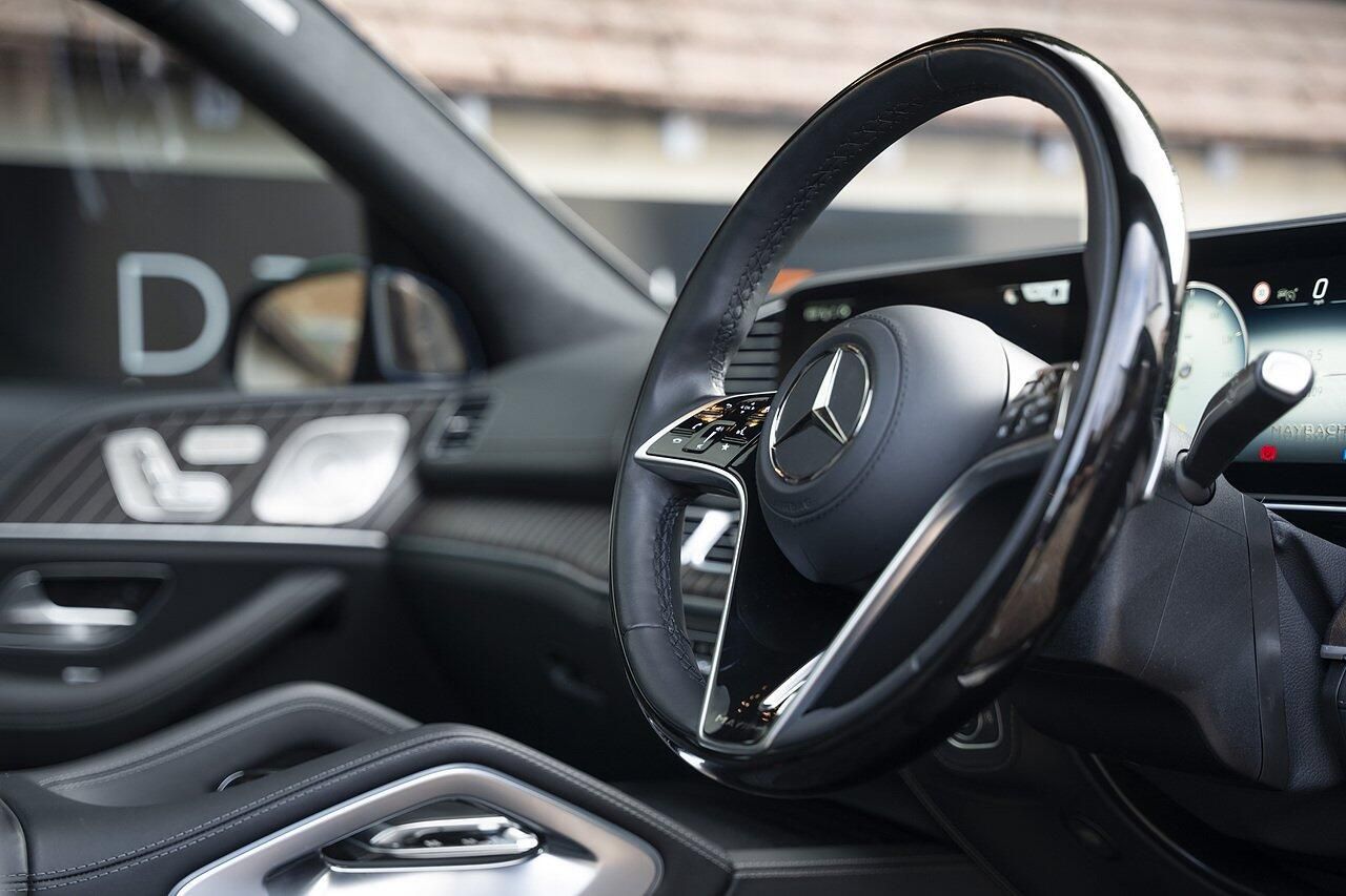 Mercedes-Benz GLS 600 4.0 Maybach First Class Night Series 9G-Tronic 4Matic 5 Door Auto for sale UK - Slide 9