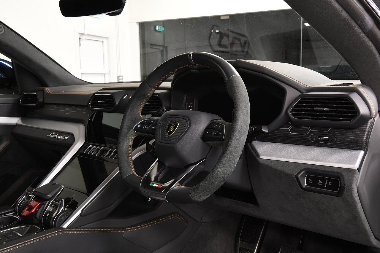 LAMBORGHINI URUS ESTATE 4.0T FSI V8 5dr Auto for sale UK - Slide 5