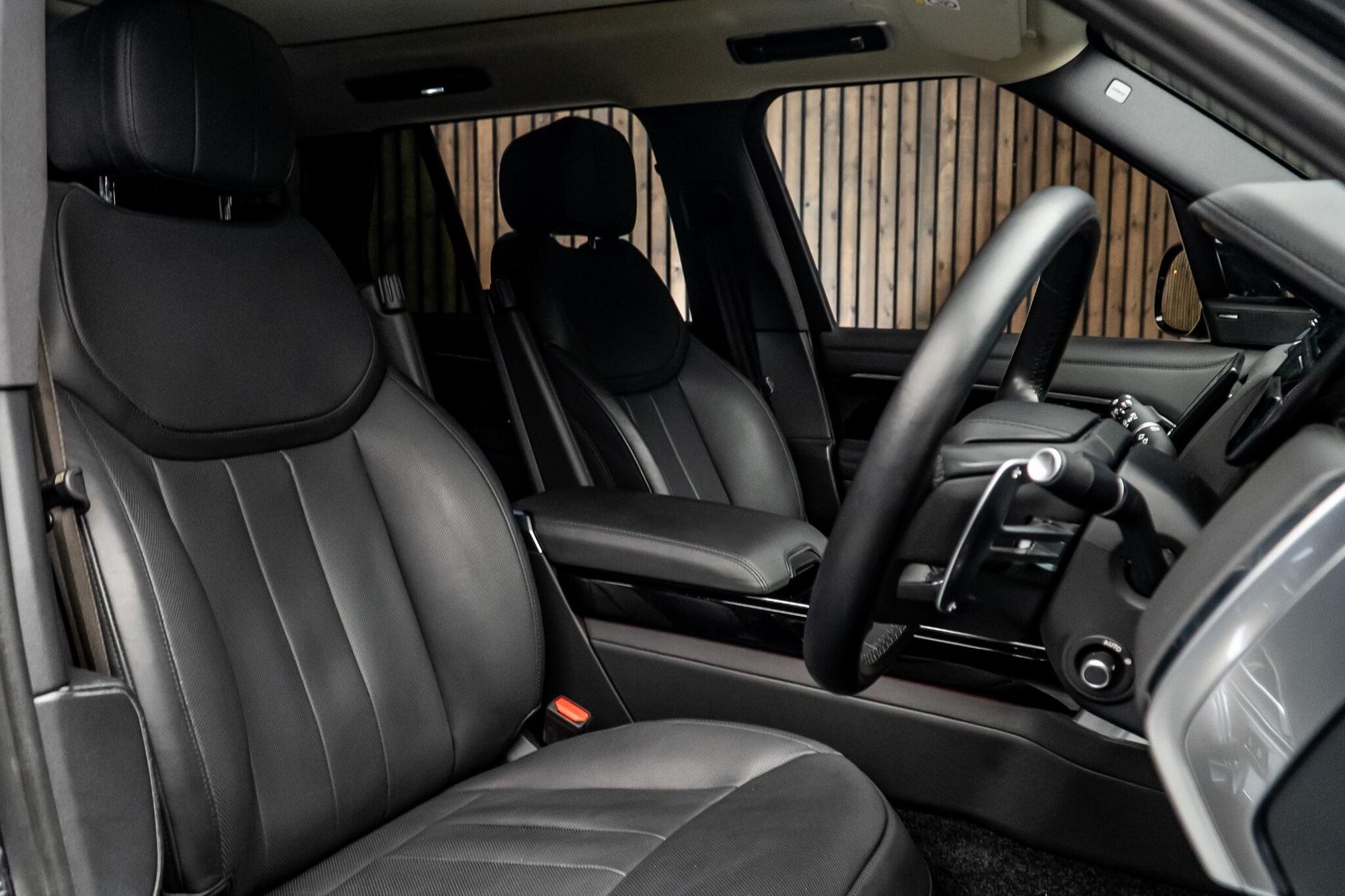 LAND ROVER RANGE ROVER DIESEL ESTATE 3.0 D300 SE 4dr Auto for sale UK - Slide 2