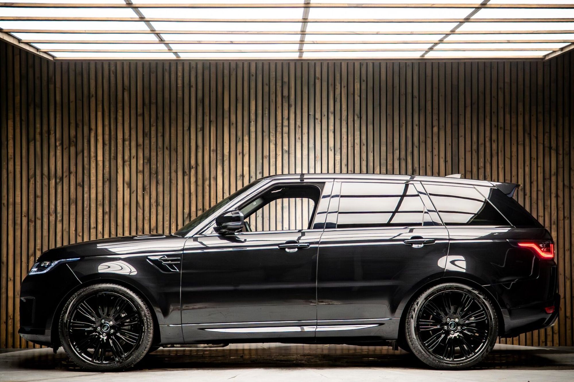 LAND ROVER RANGE ROVER SPORT DIESEL ESTATE 3.0 D300 HSE Dynamic Black 5dr Auto for sale UK - Slide 7