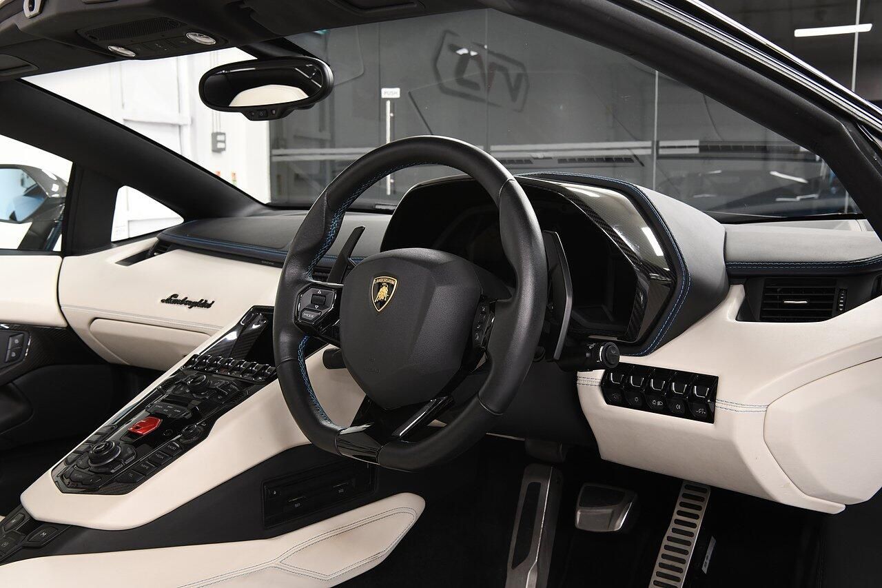 LAMBORGHINI AVENTADOR ROADSTER LP 740-4 S 2dr ISR for sale UK - Slide 5