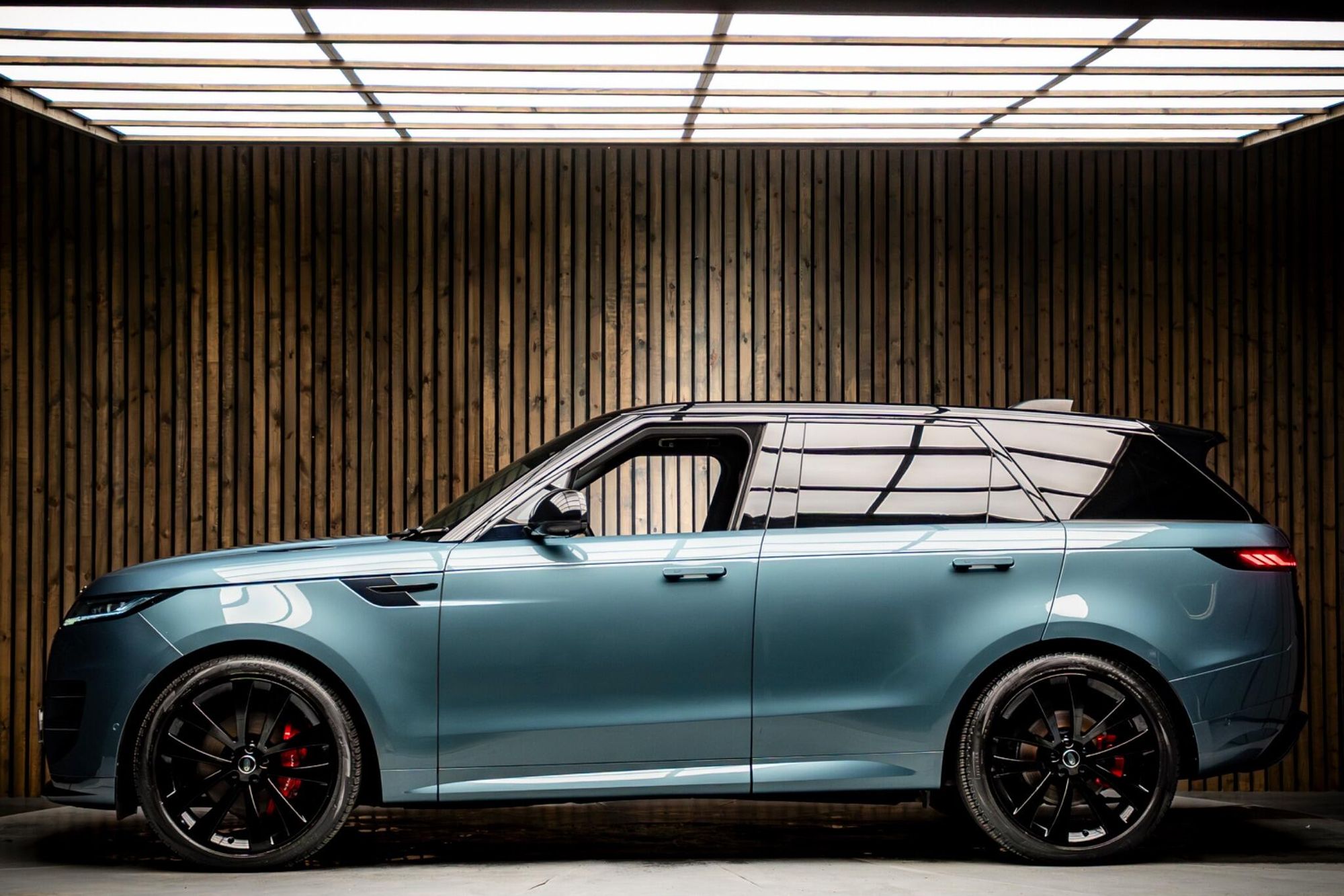 LAND ROVER RANGE ROVER SPORT DIESEL ESTATE 3.0 D300 Dynamic SE 5dr Auto for sale UK - Slide 7