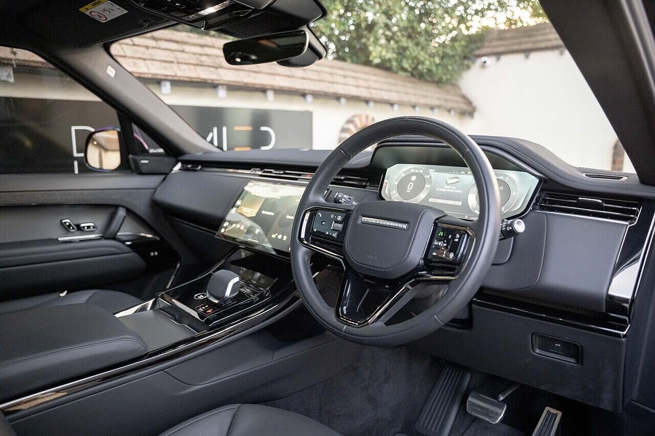 LAND ROVER RANGE ROVER SPORT DIESEL ESTATE 3.0 D300 Dynamic SE 5dr Auto for sale UK - Slide 8