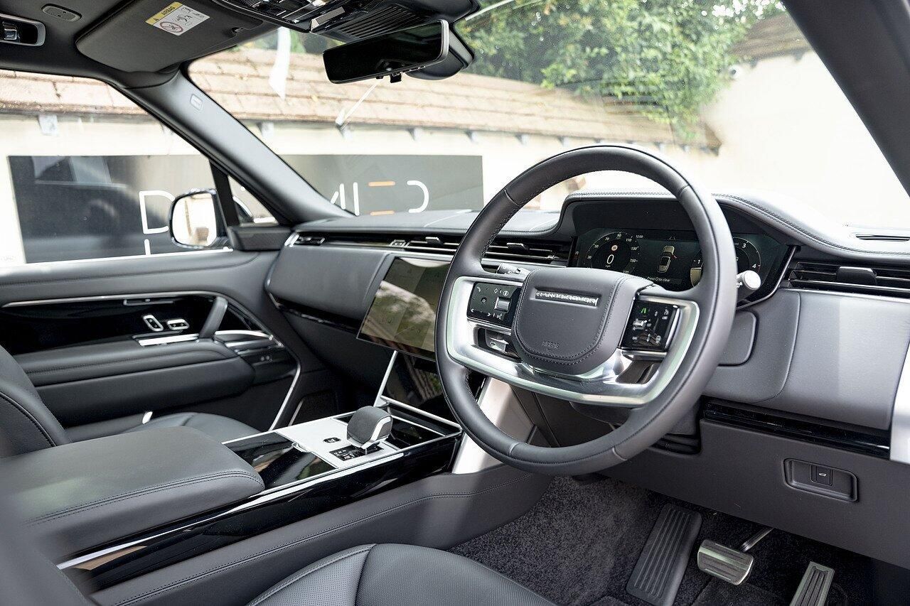 LAND ROVER RANGE ROVER DIESEL ESTATE 3.0 D350 Autobiography LWB 4dr Auto for sale UK - Slide 7