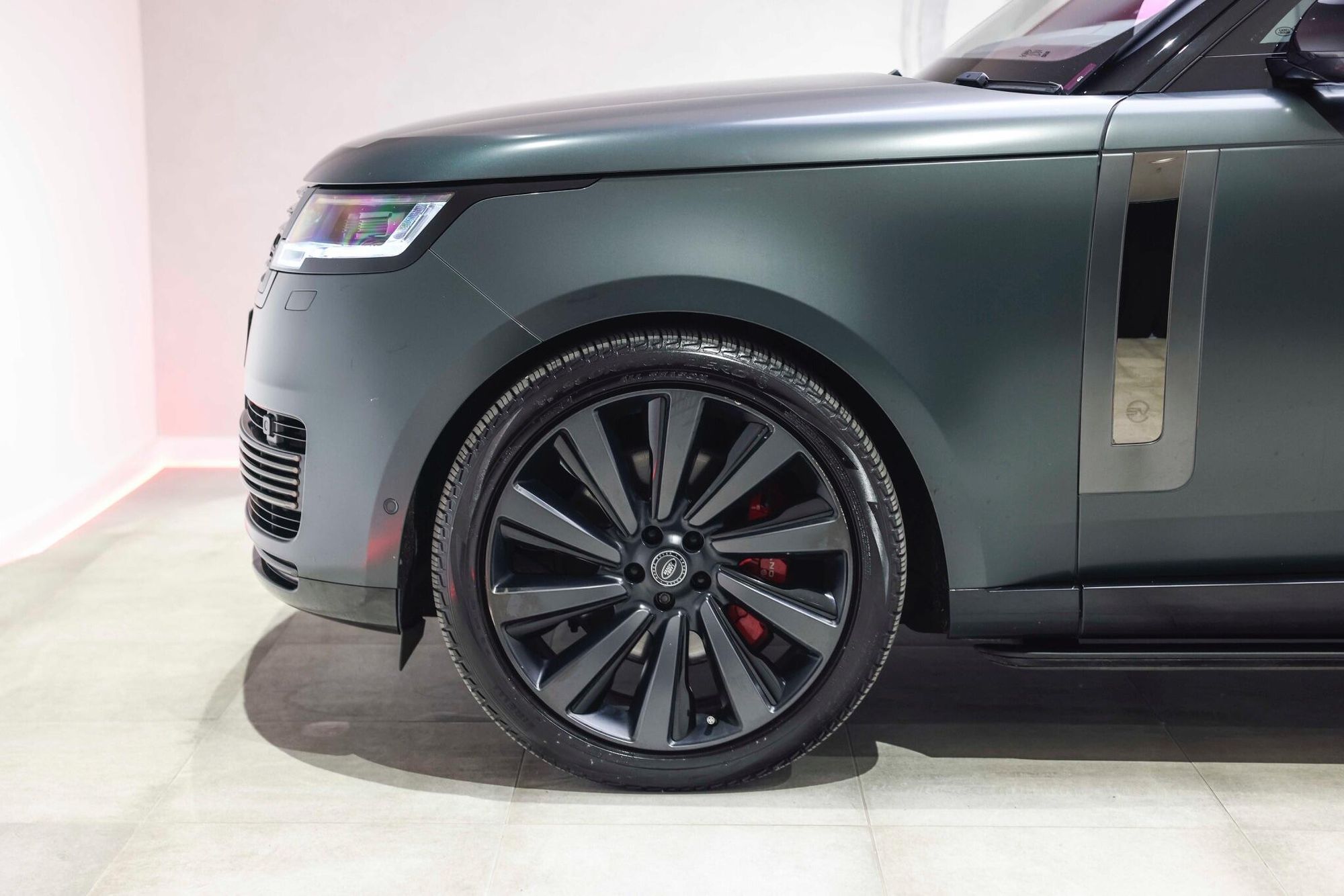 LAND ROVER RANGE ROVER ESTATE 4.4 P530 V8 SV 4dr Auto for sale UK - Slide 4