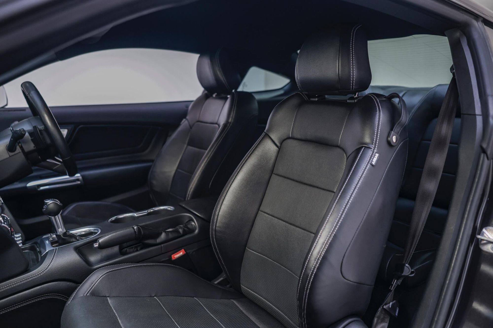 FORD MUSTANG FASTBACK 5.0 V8 GT 2dr Auto for sale UK - Slide 3