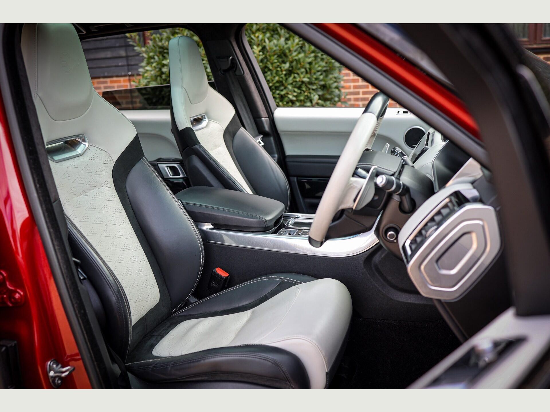 LAND ROVER RANGE ROVER SPORT ESTATE 5.0 P575 S/C SVR 5dr Auto for sale UK - Slide 3