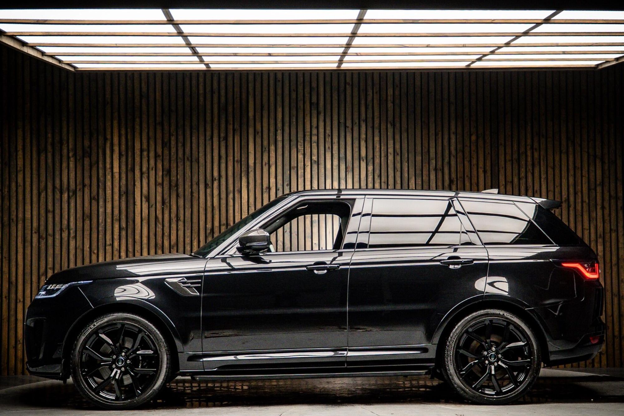 LAND ROVER RANGE ROVER SPORT ESTATE 5.0 P575 S/C SVR Carbon Edition 5dr Auto for sale UK - Slide 7