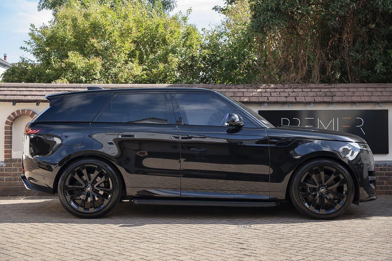 LAND ROVER RANGE ROVER SPORT ESTATE 4.4 P530 V8 First Edition 5dr Auto for sale UK - Slide 3