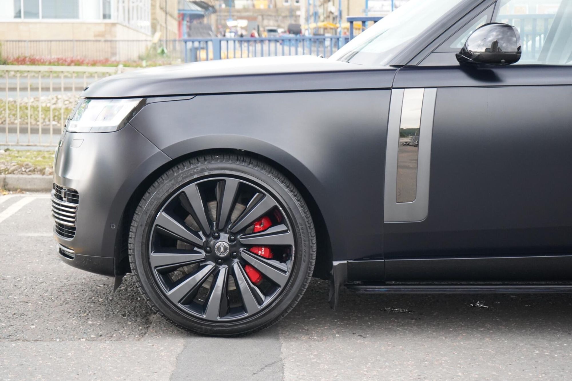 LAND ROVER RANGE ROVER ESTATE 4.4 P615 V8 SV LWB 4dr Auto for sale UK - Slide 10