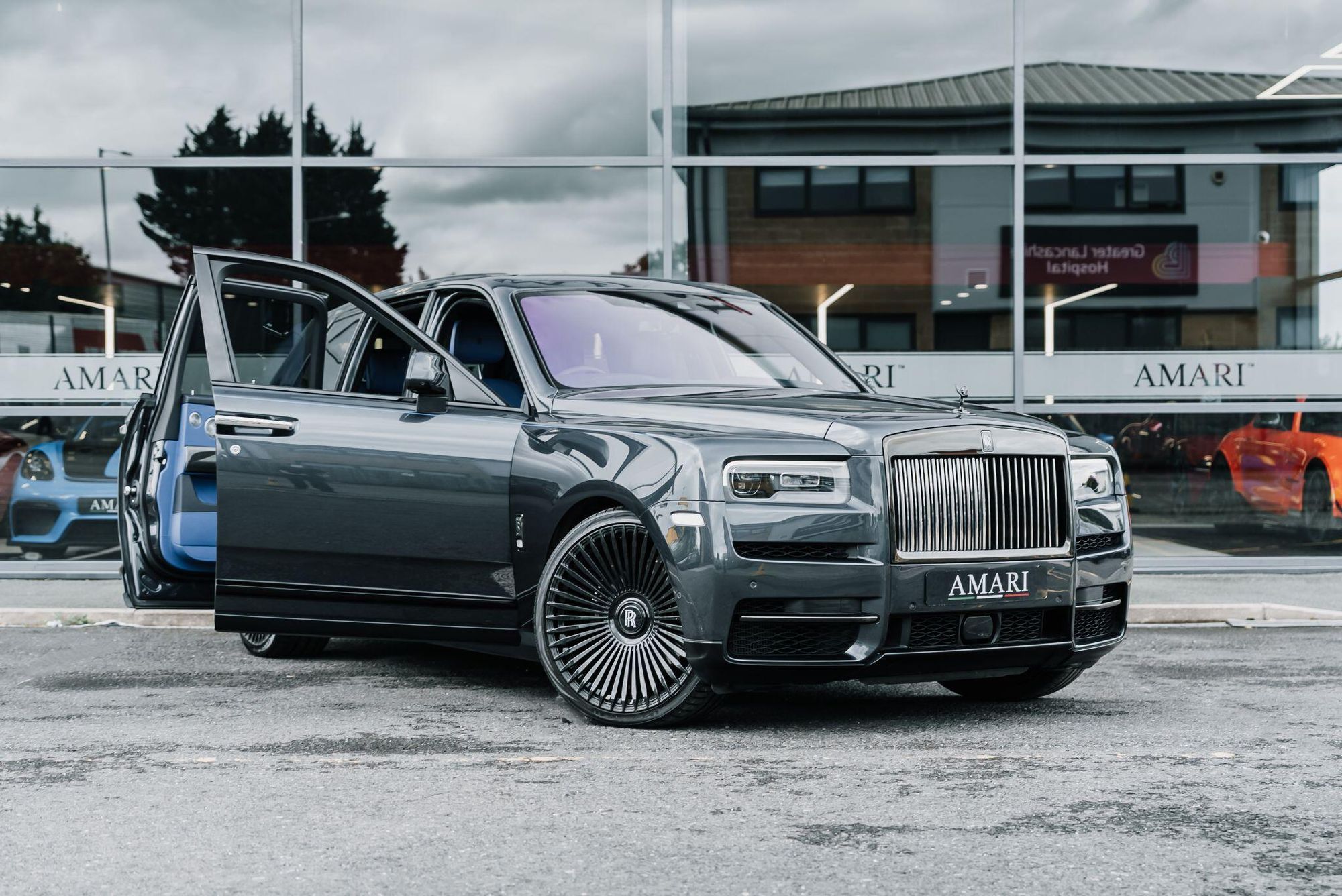 ROLLS-ROYCE CULLINAN ESTATE Black Badge 5dr Auto for sale UK - Slide 2