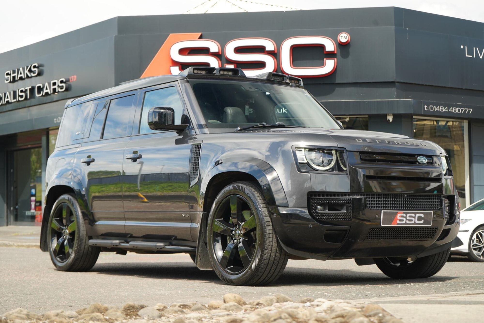 LAND ROVER DEFENDER ESTATE 5.0 P525 V8 110 5dr Auto for sale UK - Slide 4