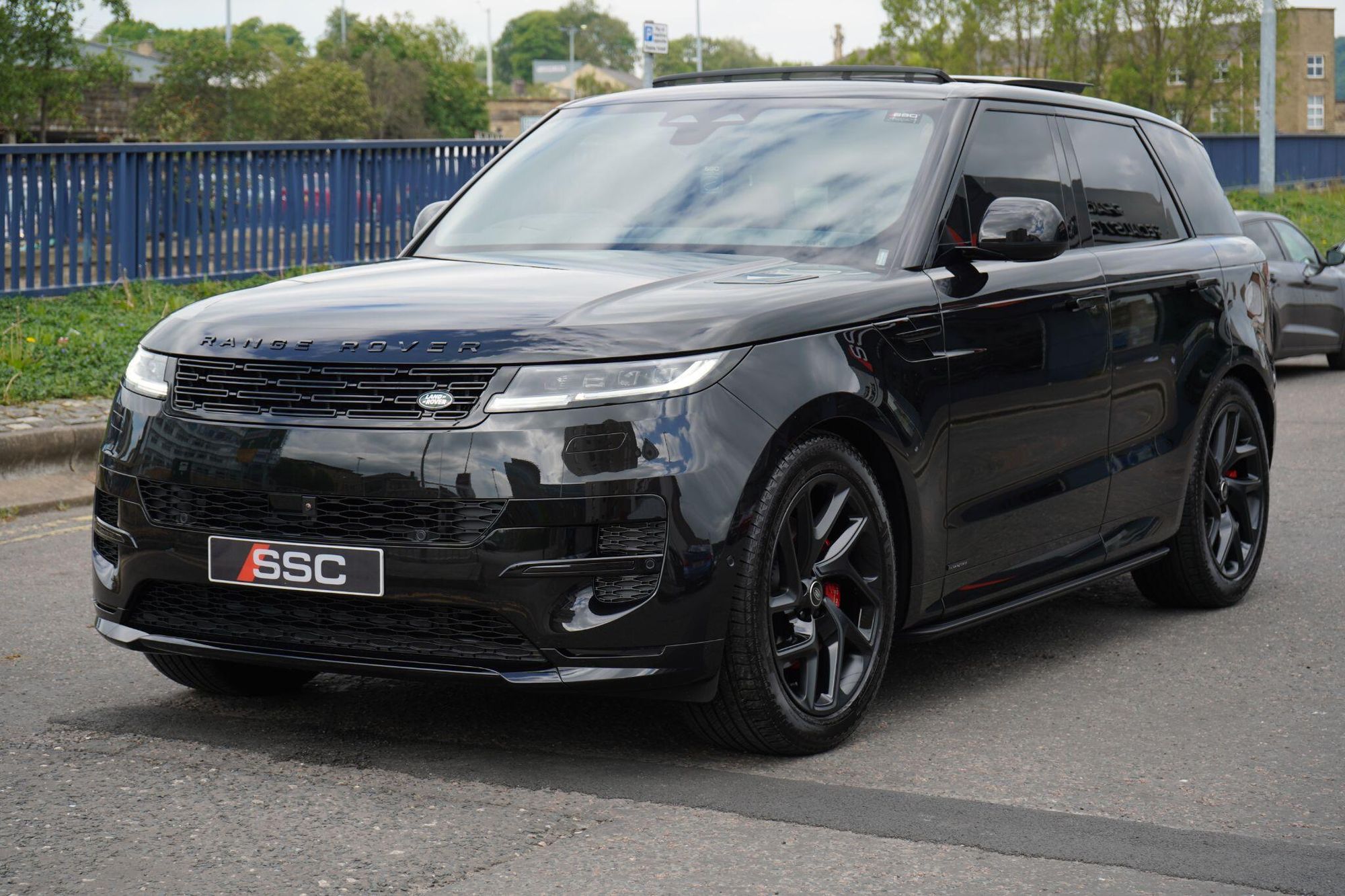 LAND ROVER RANGE ROVER SPORT DIESEL ESTATE 3.0 D350 Autobiography 5dr Auto for sale UK - Slide 7