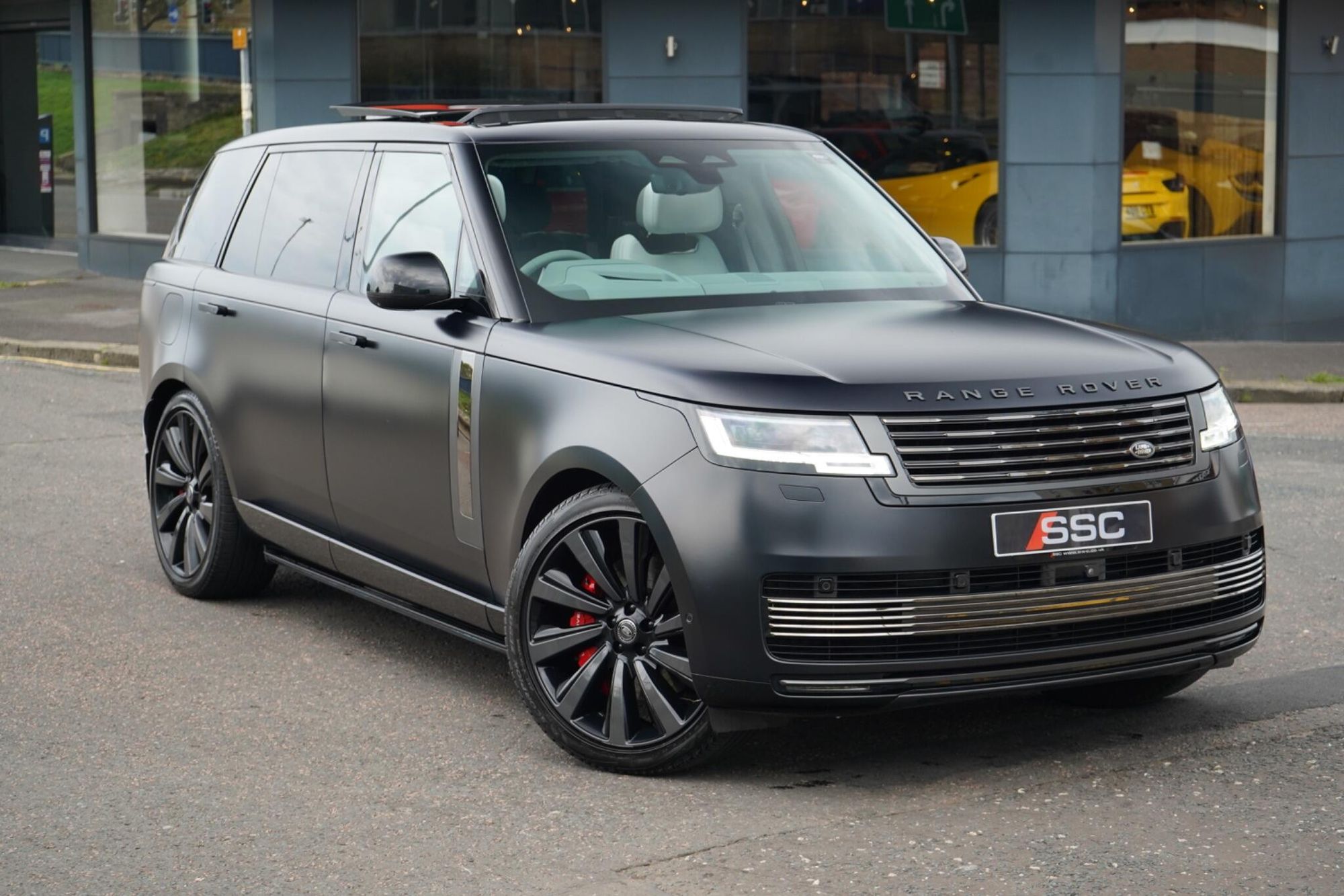 LAND ROVER RANGE ROVER ESTATE 4.4 P615 V8 SV LWB 4dr Auto for sale UK - Slide 4