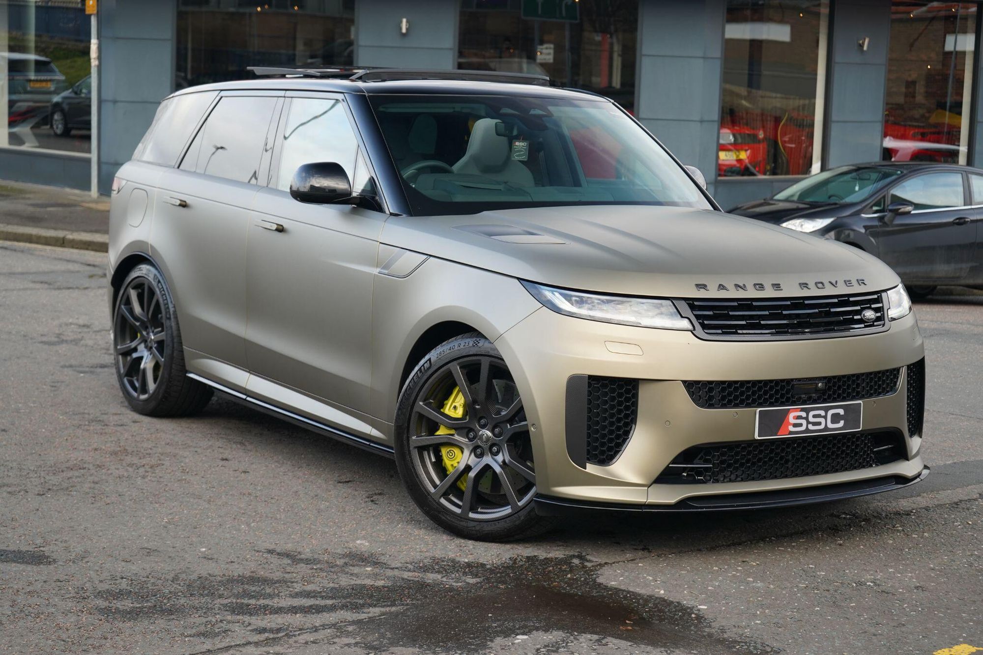 LAND ROVER RANGE ROVER SPORT ESTATE SPECIAL EDITIONS 4.4 P635 V8 SV Edition One 5dr Auto [Gloss] for sale UK - Slide 4